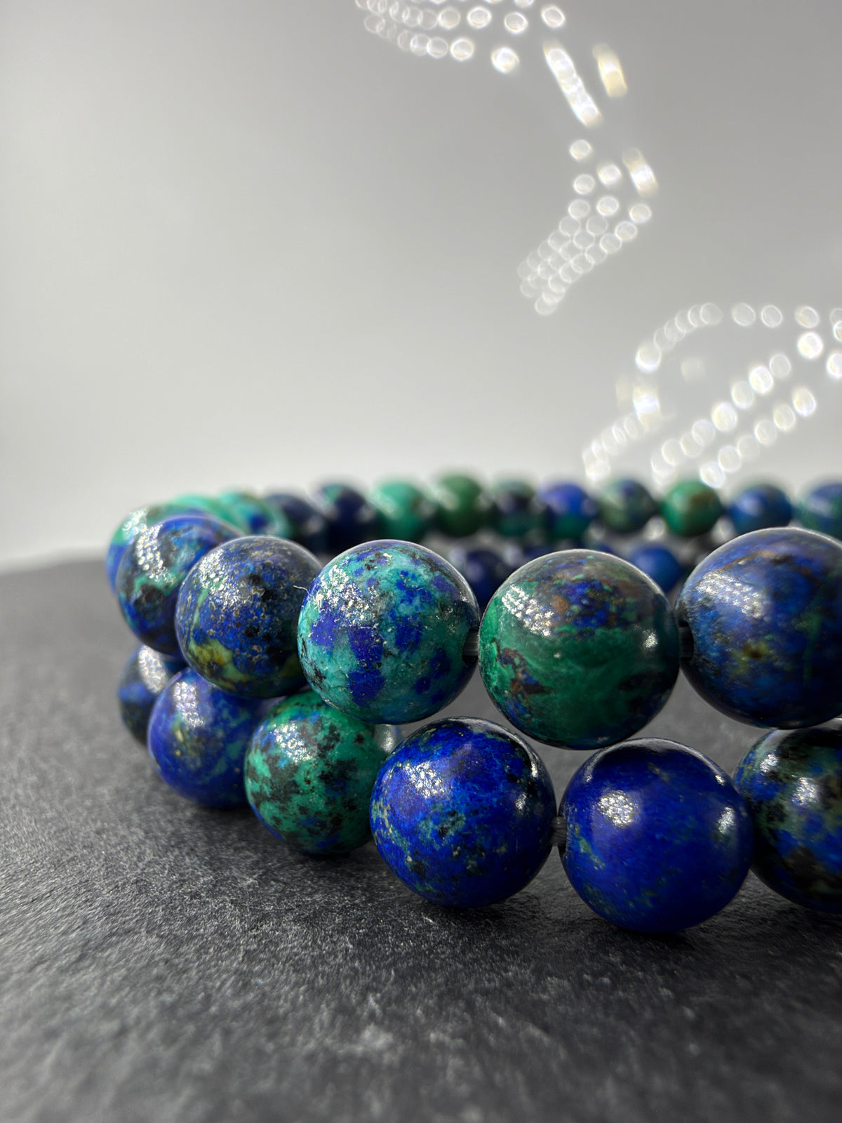 Azurit-Armbänder AM36 mit blauen, grünen und türkisfarbenen Bereichen in den Kugelperlen