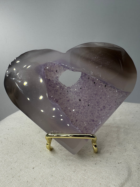 Herzförmiges Carving aus violettem Amethyst und gebändertem Achat, mit sichtbaren Bearbeitungsspuren als B-Ware.