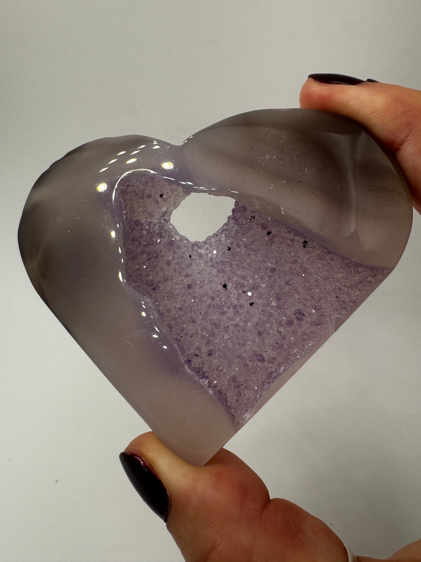 Herzförmiges Carving aus violettem Amethyst und gebändertem Achat, mit sichtbaren Bearbeitungsspuren als B-Ware.