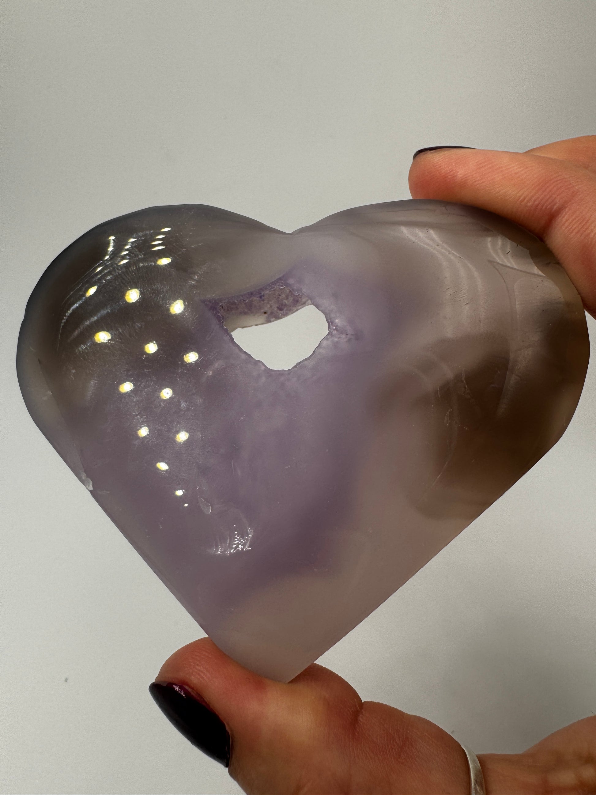 Herzförmiges Carving aus violettem Amethyst und gebändertem Achat, mit sichtbaren Bearbeitungsspuren als B-Ware.