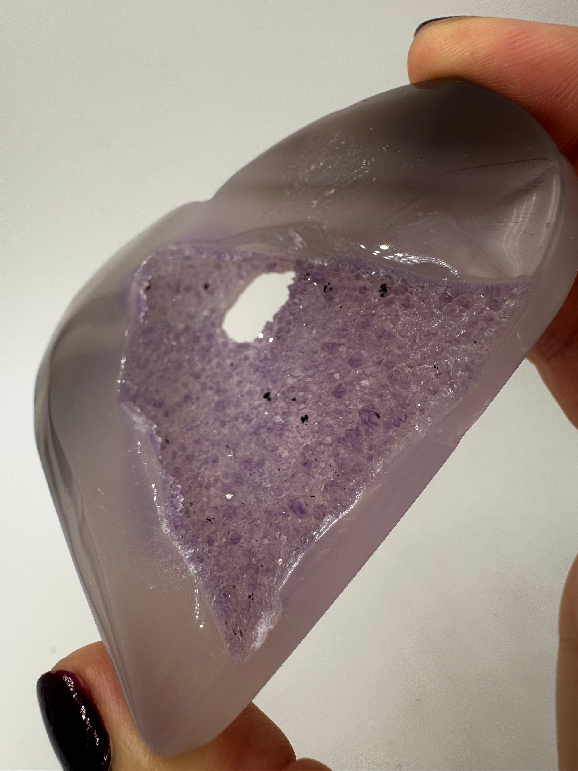 Herzförmiges Carving aus violettem Amethyst und gebändertem Achat, mit sichtbaren Bearbeitungsspuren als B-Ware.
