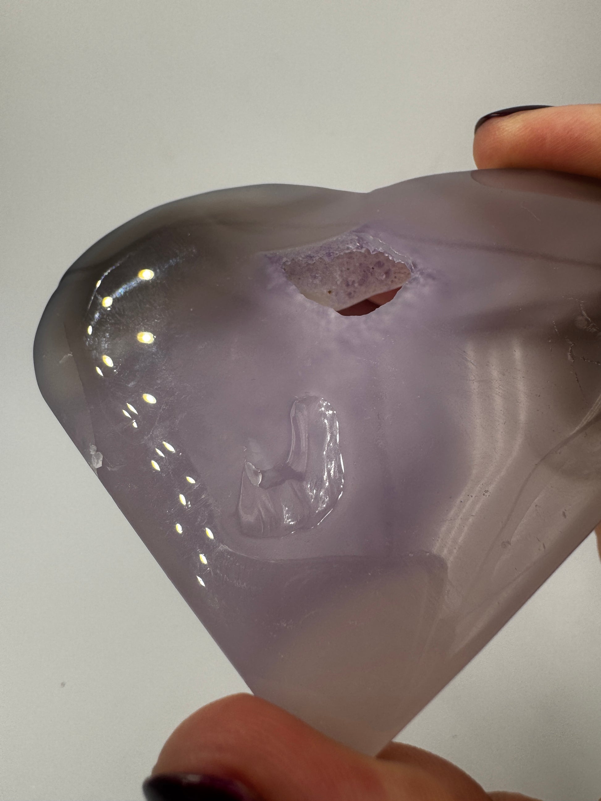 Herzförmiges Carving aus violettem Amethyst und gebändertem Achat, mit sichtbaren Bearbeitungsspuren als B-Ware.