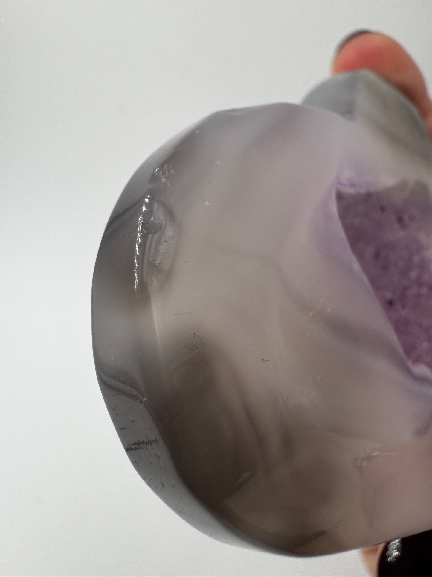 Herzförmiges Carving aus violettem Amethyst und gebändertem Achat, mit sichtbaren Bearbeitungsspuren als B-Ware.