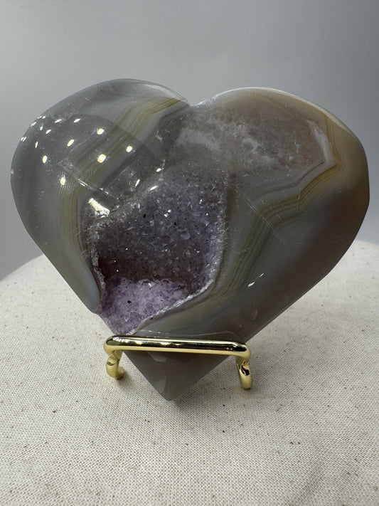 Großformatiges herzförmiges Carving aus violettem Amethyst und gebändertem Achat, B-Ware mit seitlicher Beschädigung.