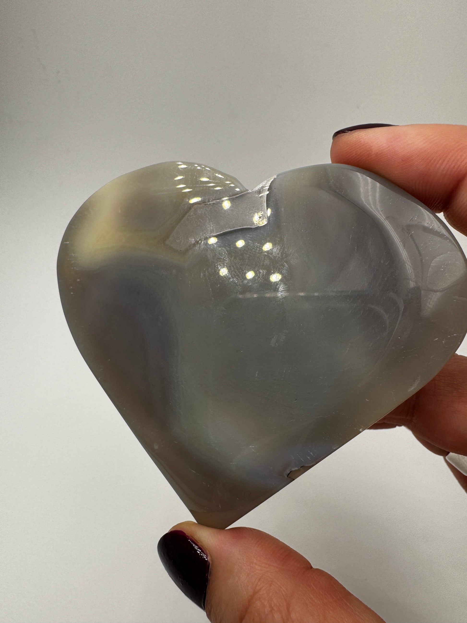 Großformatiges herzförmiges Carving aus violettem Amethyst und gebändertem Achat, B-Ware mit seitlicher Beschädigung.