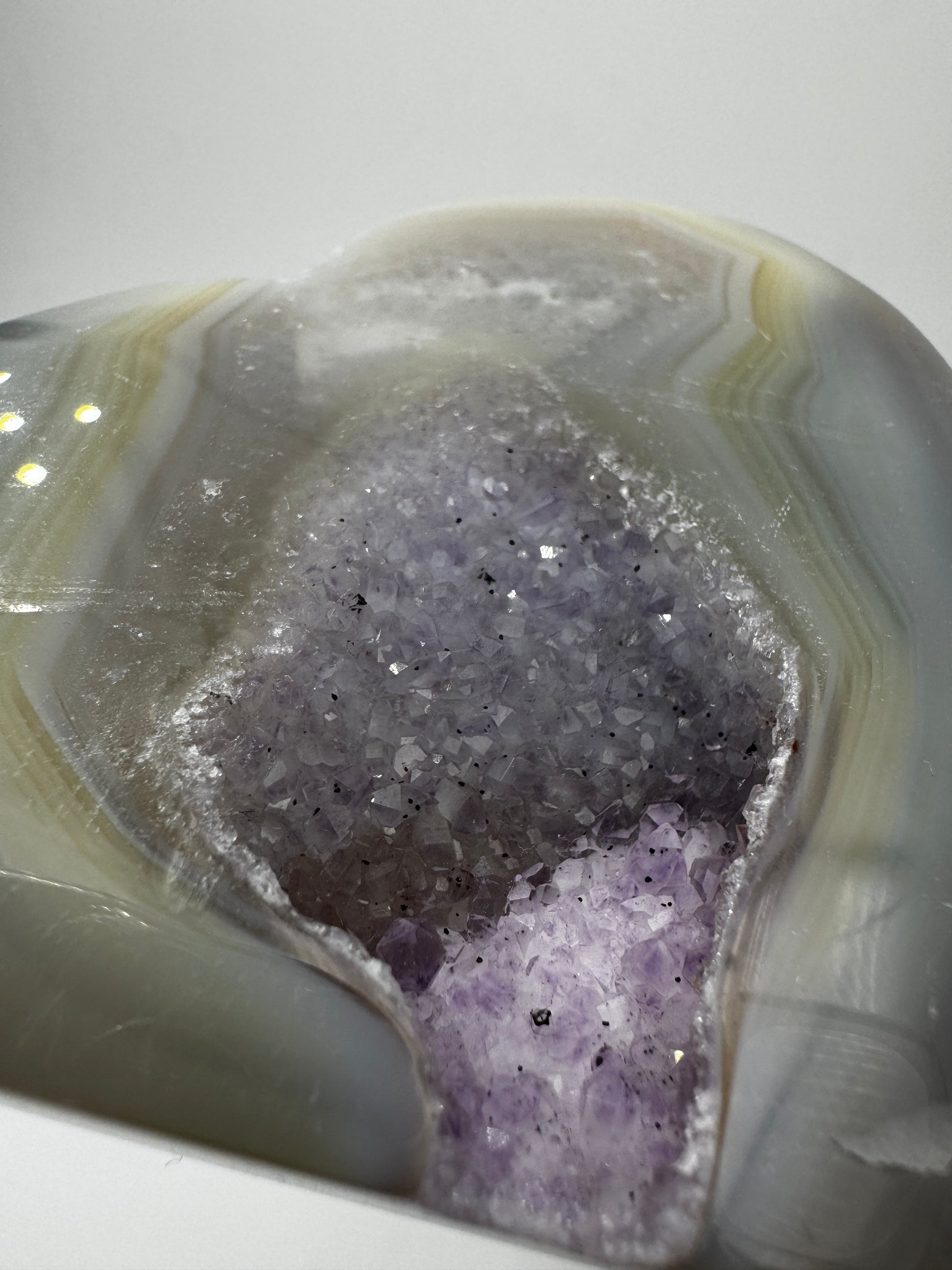 Großformatiges herzförmiges Carving aus violettem Amethyst und gebändertem Achat, B-Ware mit seitlicher Beschädigung.