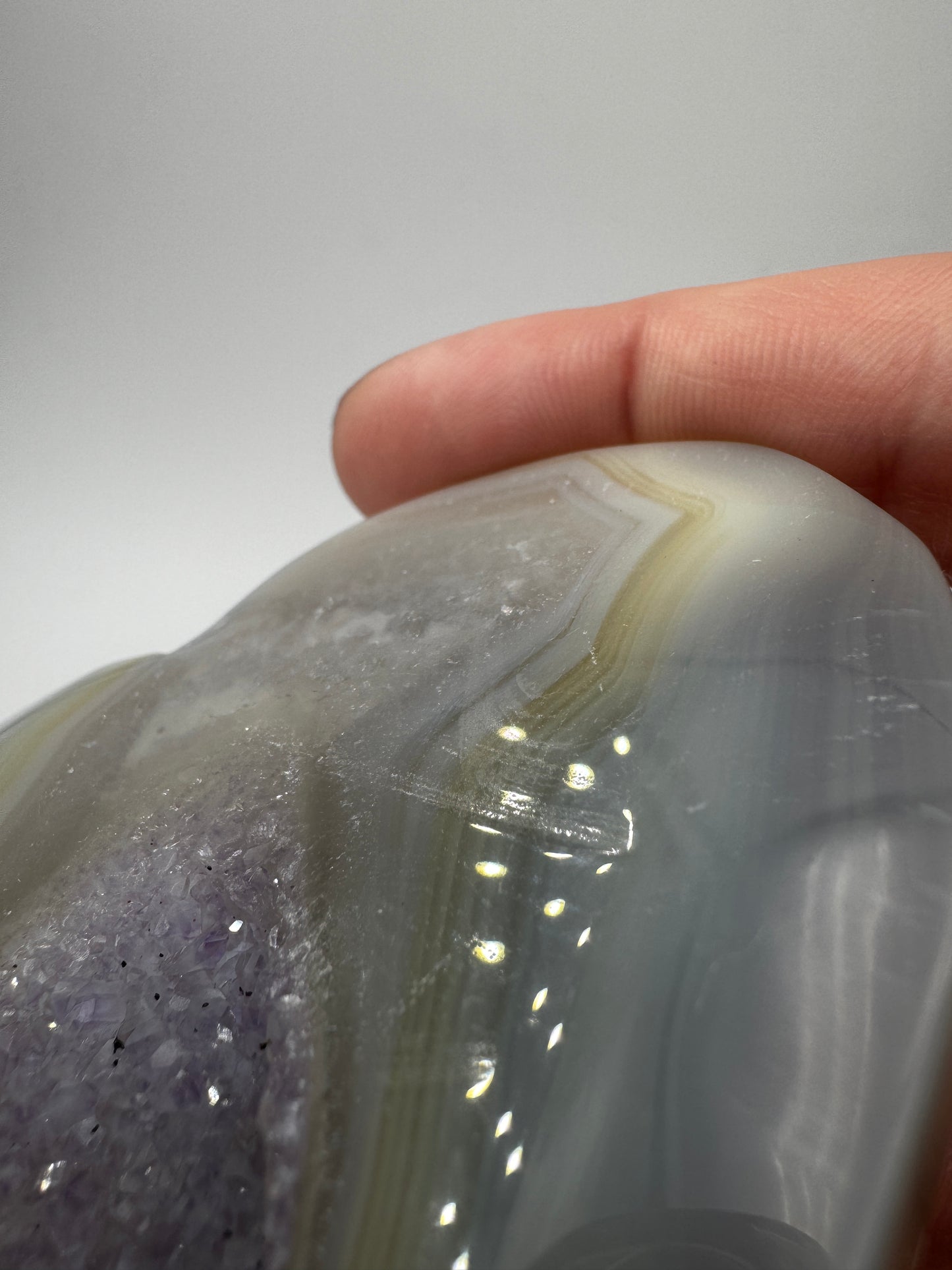 Großformatiges herzförmiges Carving aus violettem Amethyst und gebändertem Achat, B-Ware mit seitlicher Beschädigung.