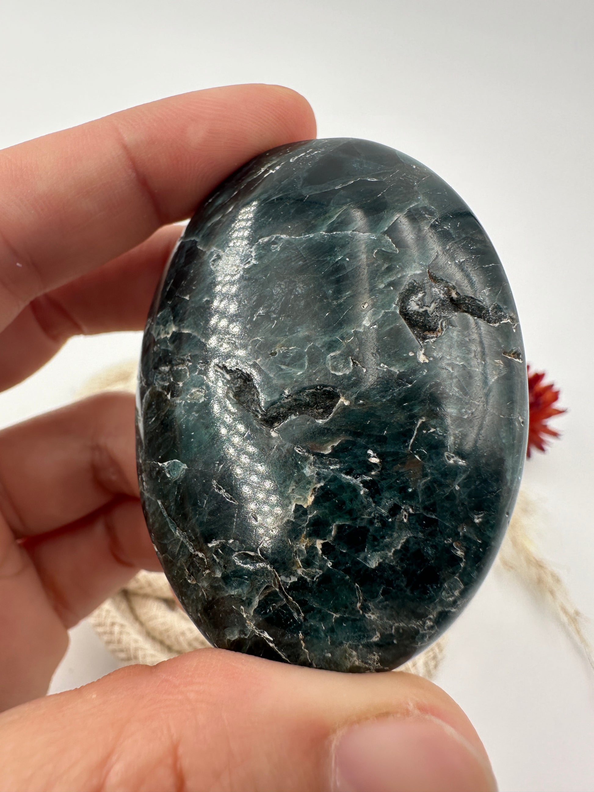 B-Ware Apatit Seifenstein aus Madagaskar, hexagonales Kalziumphosphat-Mineral mit charakteristischer Blau-Grün-Färbung, ergonomisch geschliffen