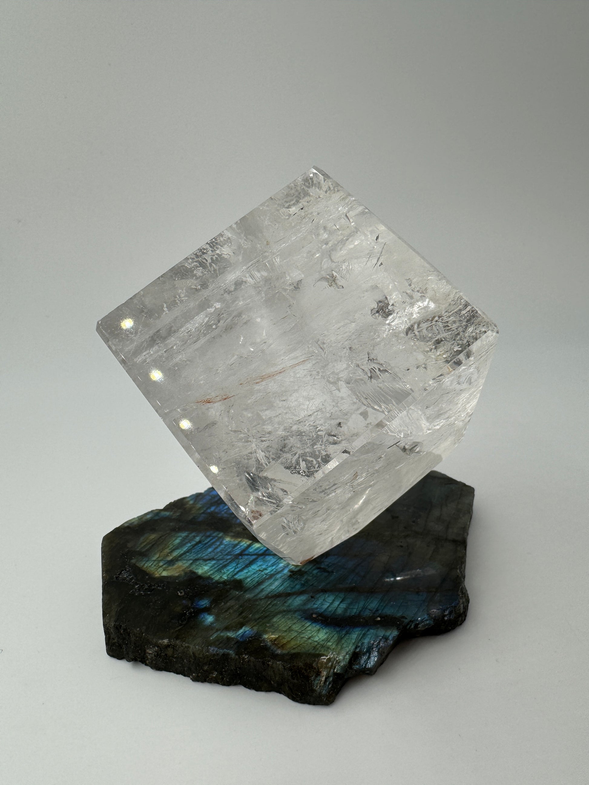 Bergkristall Würfel, 5,6 cm, mit glasklarer Transparenz, Eiseneinschlüssen und Regenbögen – B-Ware mit kleinem Schleiffehler an einer Kante