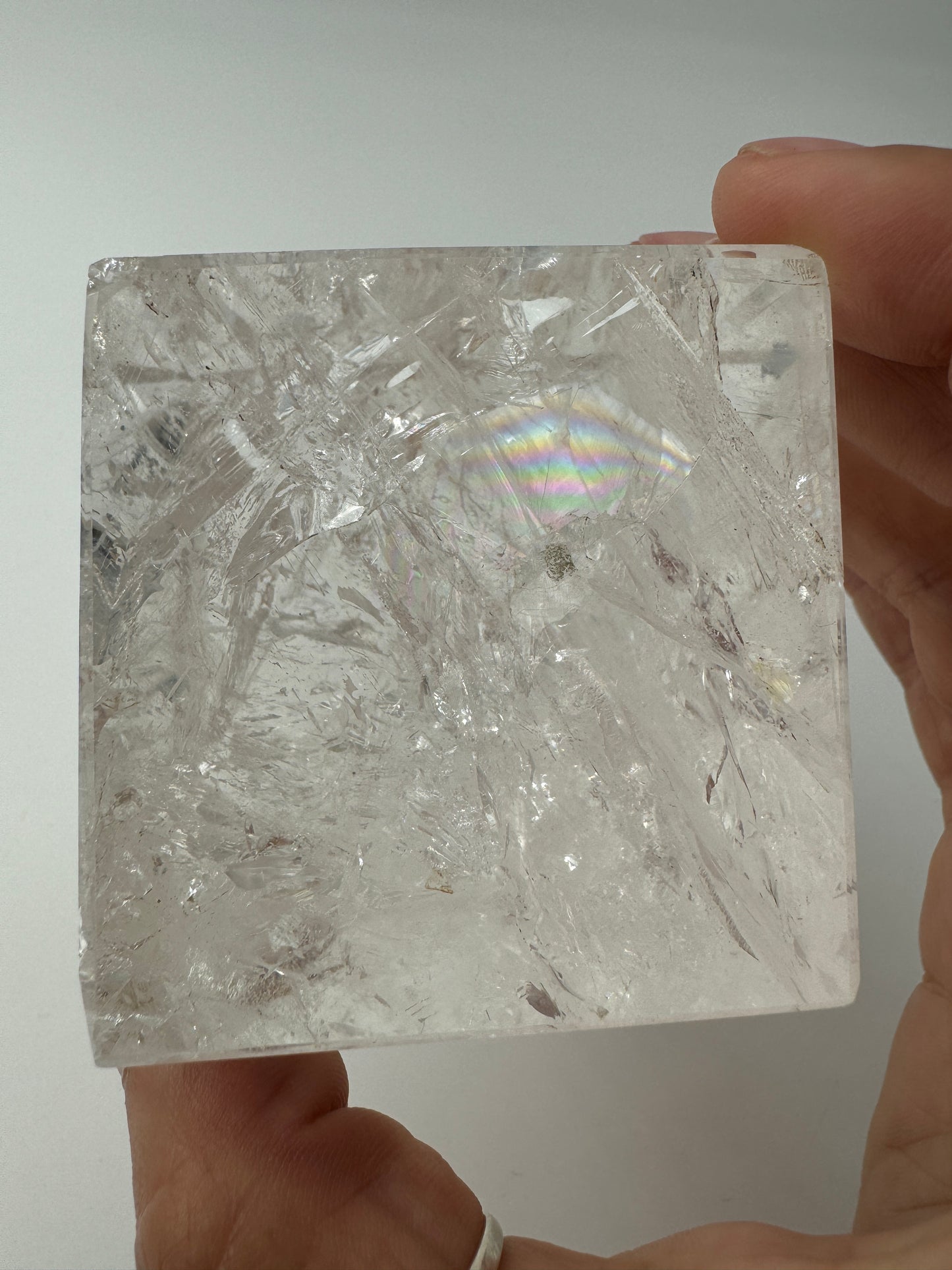 Bergkristall Würfel, 5,6 cm, mit glasklarer Transparenz, Eiseneinschlüssen und Regenbögen – B-Ware mit kleinem Schleiffehler an einer Kante