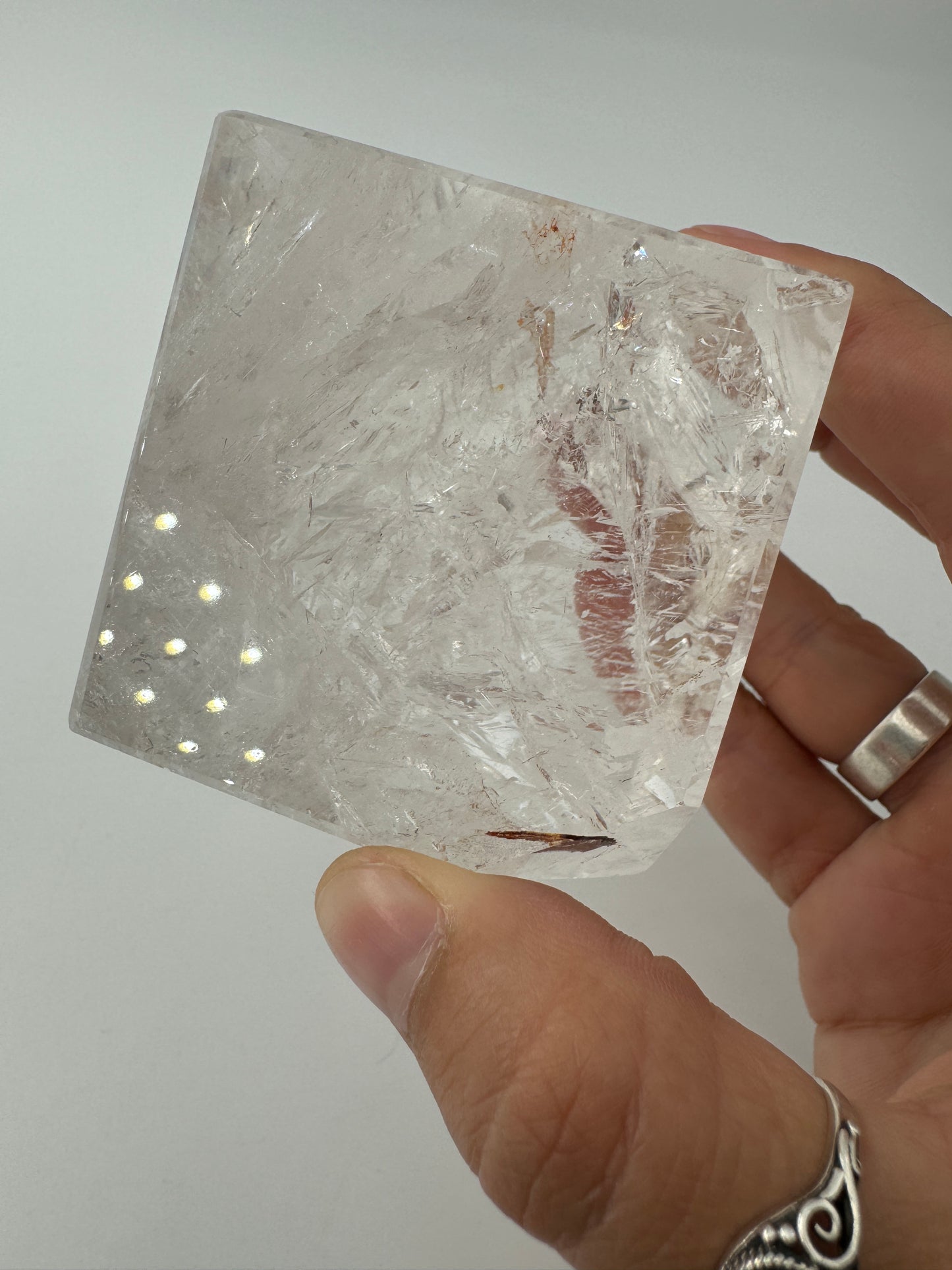 Bergkristall Würfel, 5,6 cm, mit glasklarer Transparenz, Eiseneinschlüssen und Regenbögen – B-Ware mit kleinem Schleiffehler an einer Kante