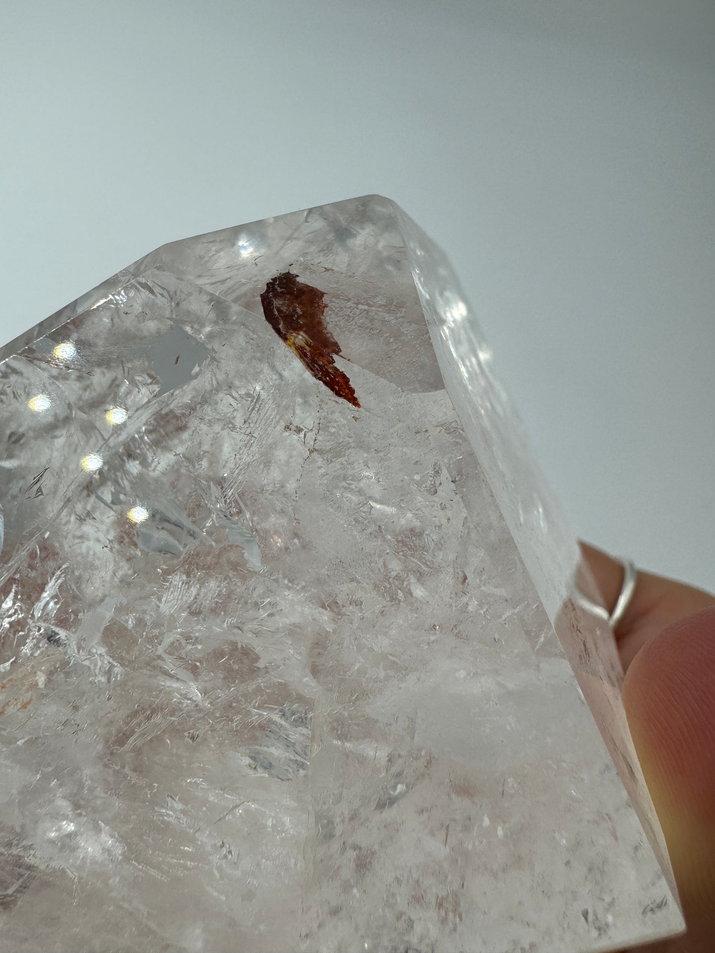 Bergkristall Würfel, 5,6 cm, mit glasklarer Transparenz, Eiseneinschlüssen und Regenbögen – B-Ware mit kleinem Schleiffehler an einer Kante