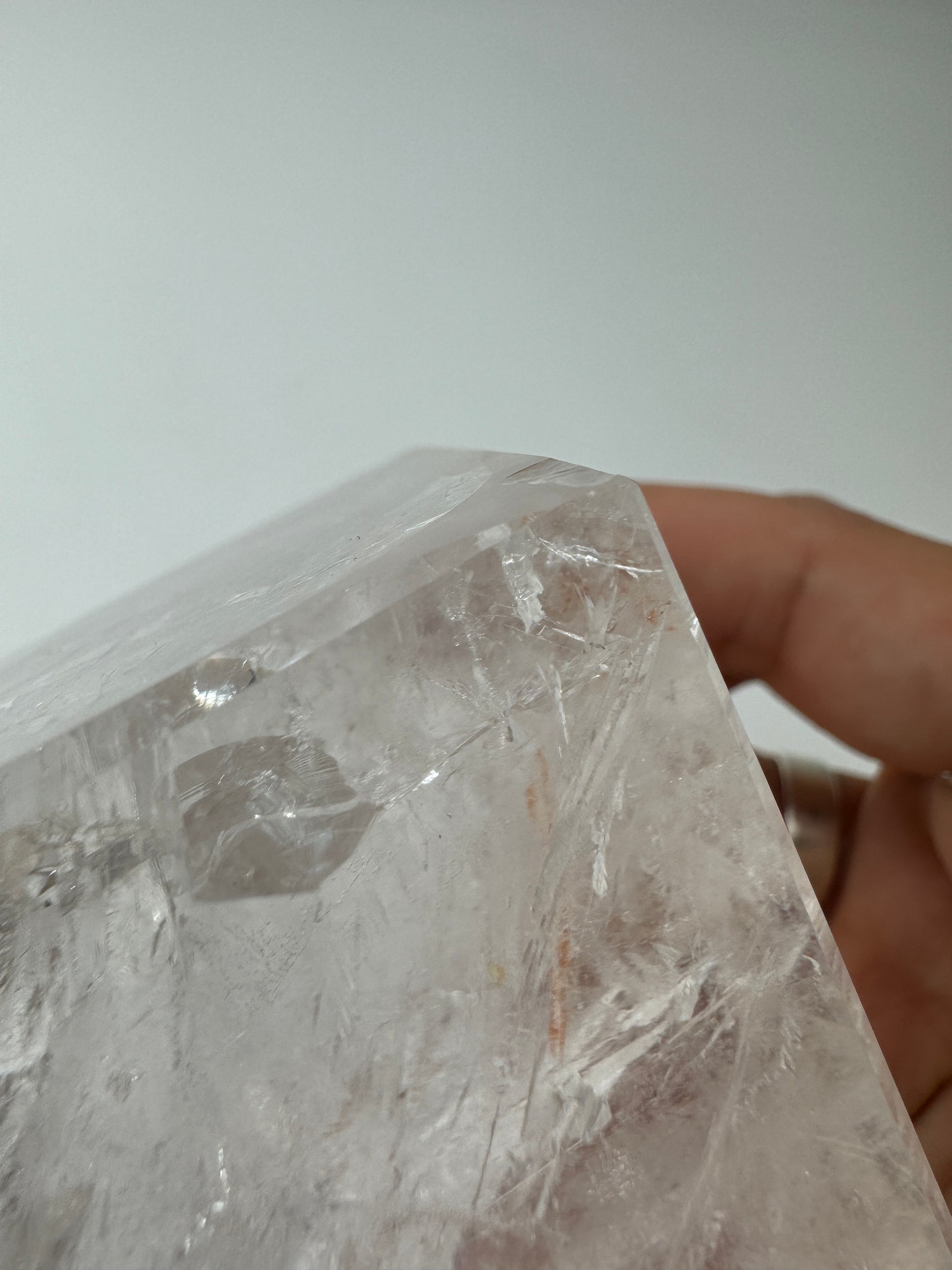 Bergkristall Würfel, 5,6 cm, mit glasklarer Transparenz, Eiseneinschlüssen und Regenbögen – B-Ware mit kleinem Schleiffehler an einer Kante