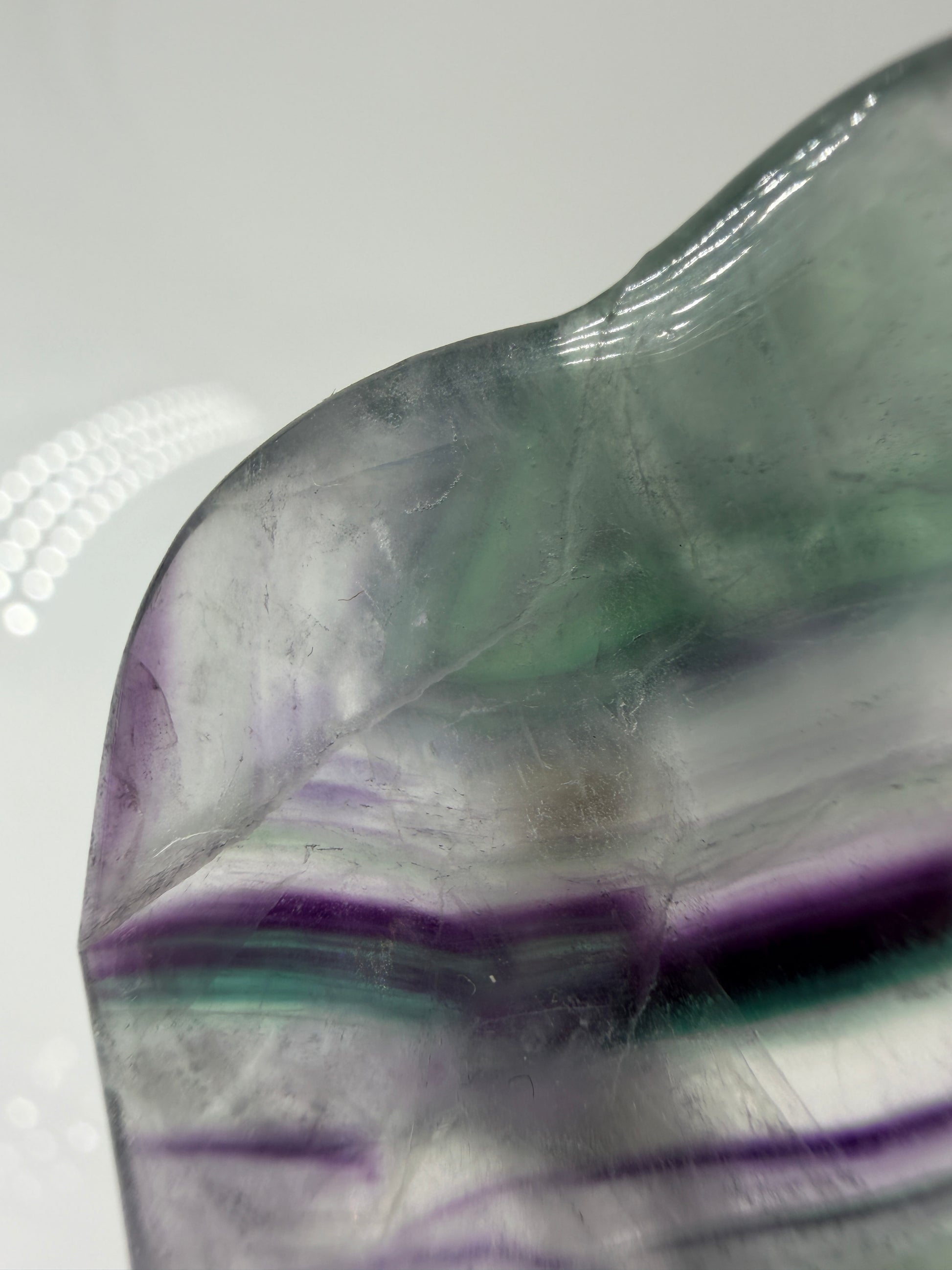 Nahaufnahme der evtl. geklebten Stelle der Muschelschale aus Fluorit.