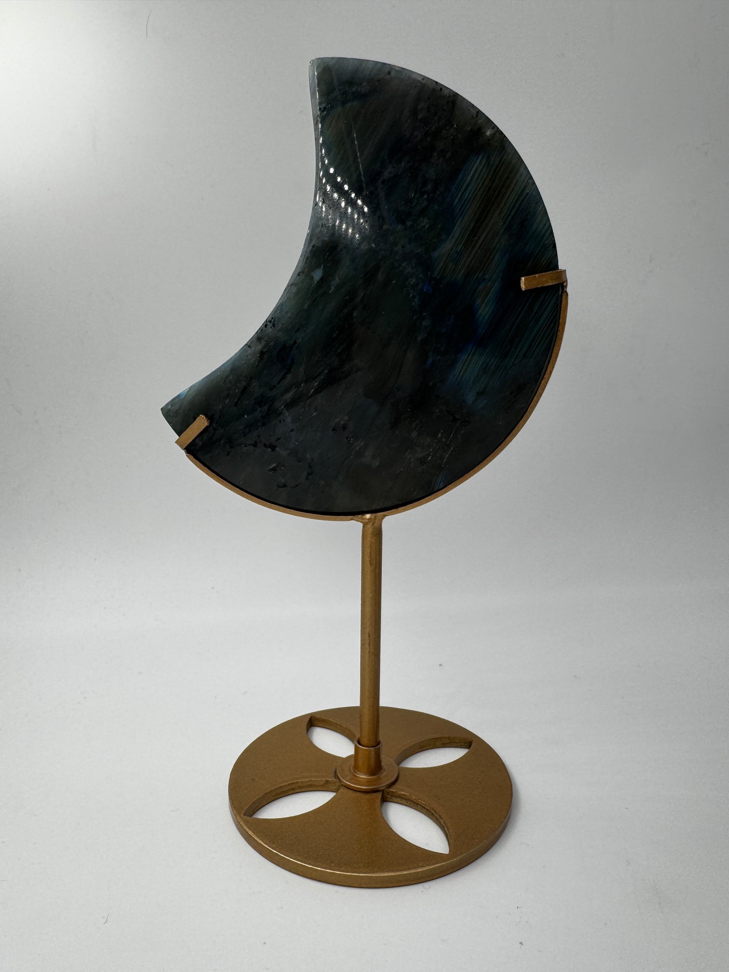 Großformatiges Mondcarving aus Labradorit LM69 mit lebendigem Farbenspiel in Blau, Grün und Gold (Labradoreszenz), Größe 10,5 × 6,5 cm, B-Ware mit seitlichen Kratzern.