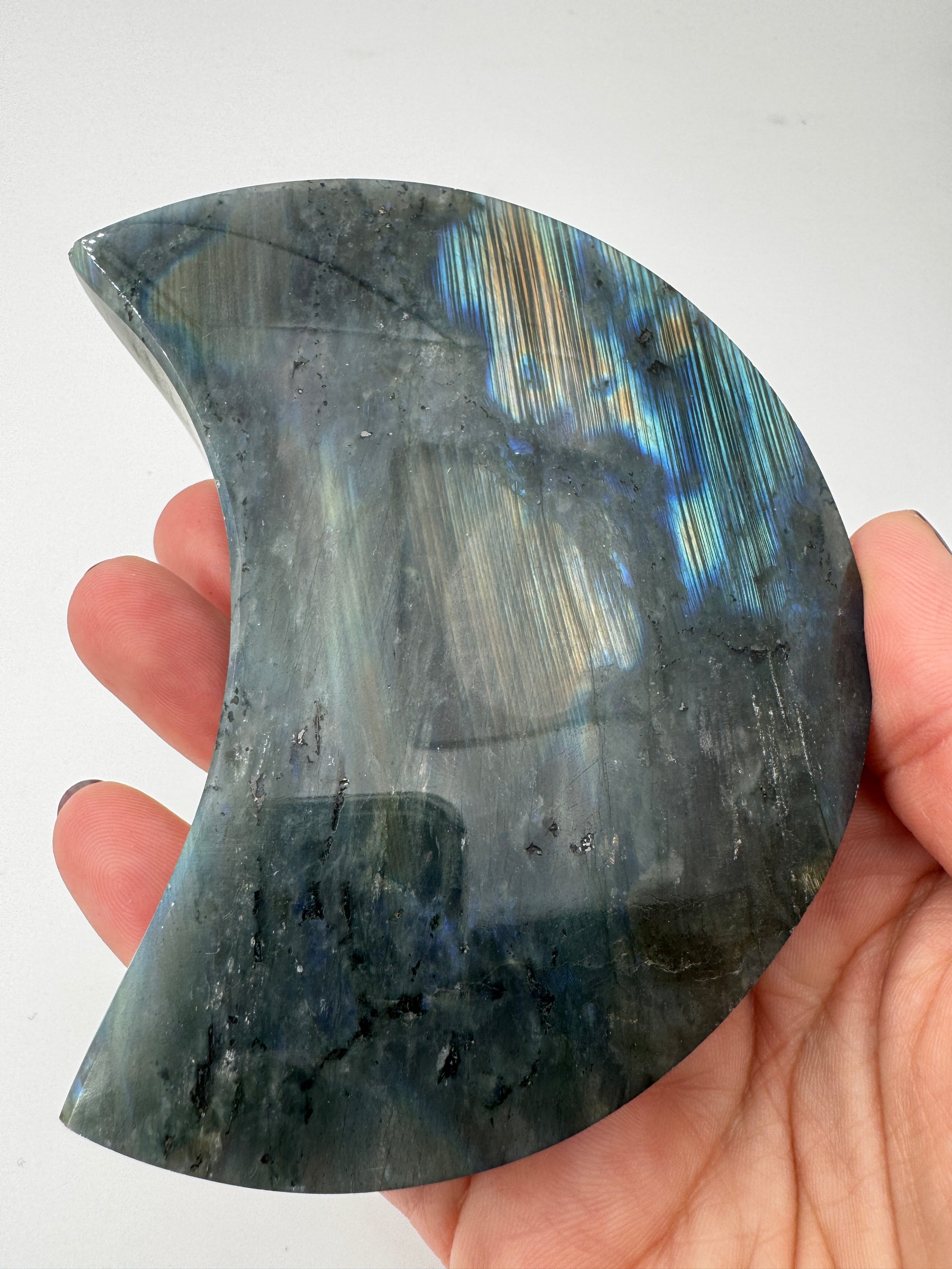Großformatiges Mondcarving aus Labradorit LM69 mit lebendigem Farbenspiel in Blau, Grün und Gold (Labradoreszenz), Größe 10,5 × 6,5 cm, B-Ware mit seitlichen Kratzern.