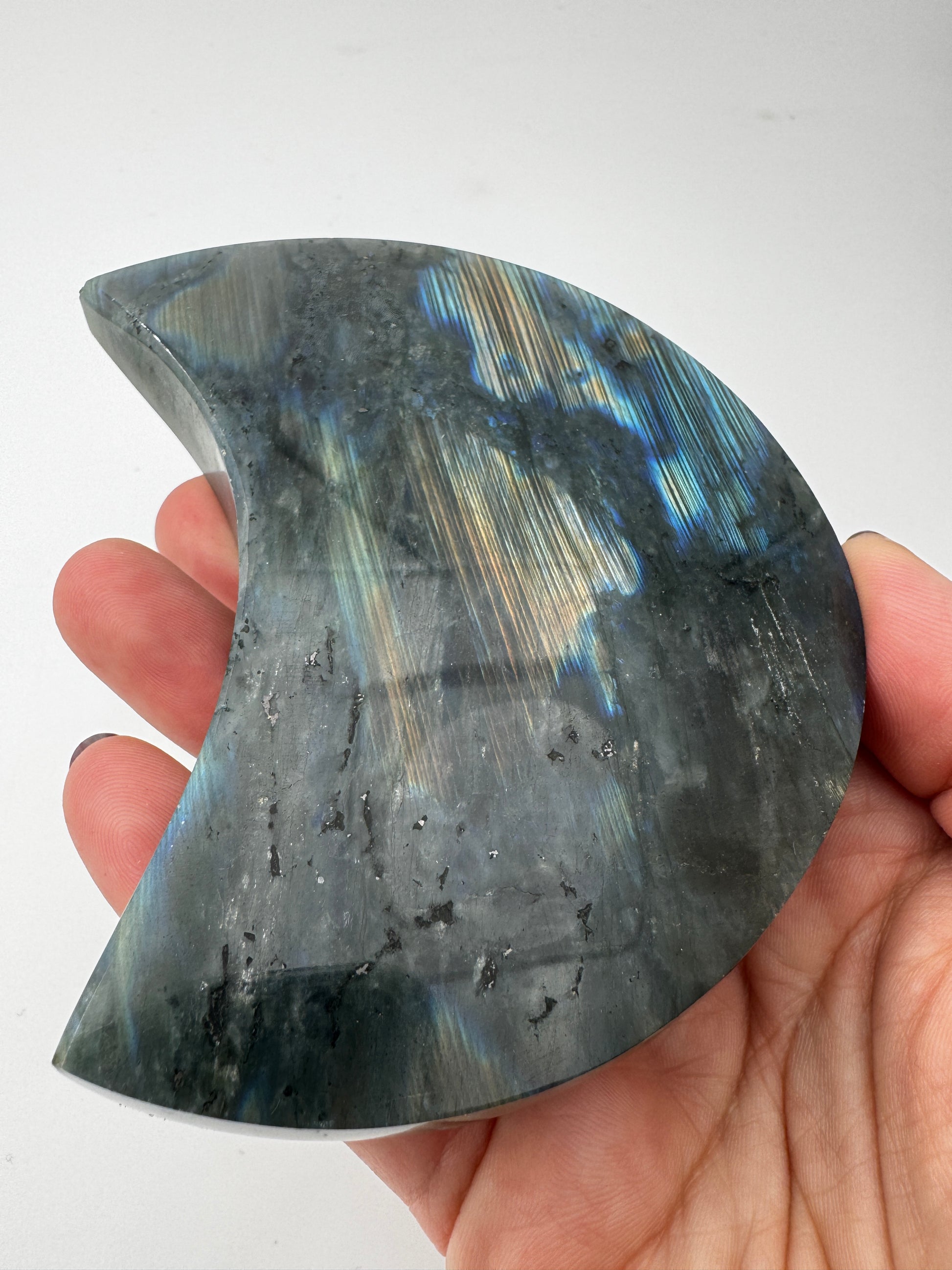 Großformatiges Mondcarving aus Labradorit LM69 mit lebendigem Farbenspiel in Blau, Grün und Gold (Labradoreszenz), Größe 10,5 × 6,5 cm, B-Ware mit seitlichen Kratzern.