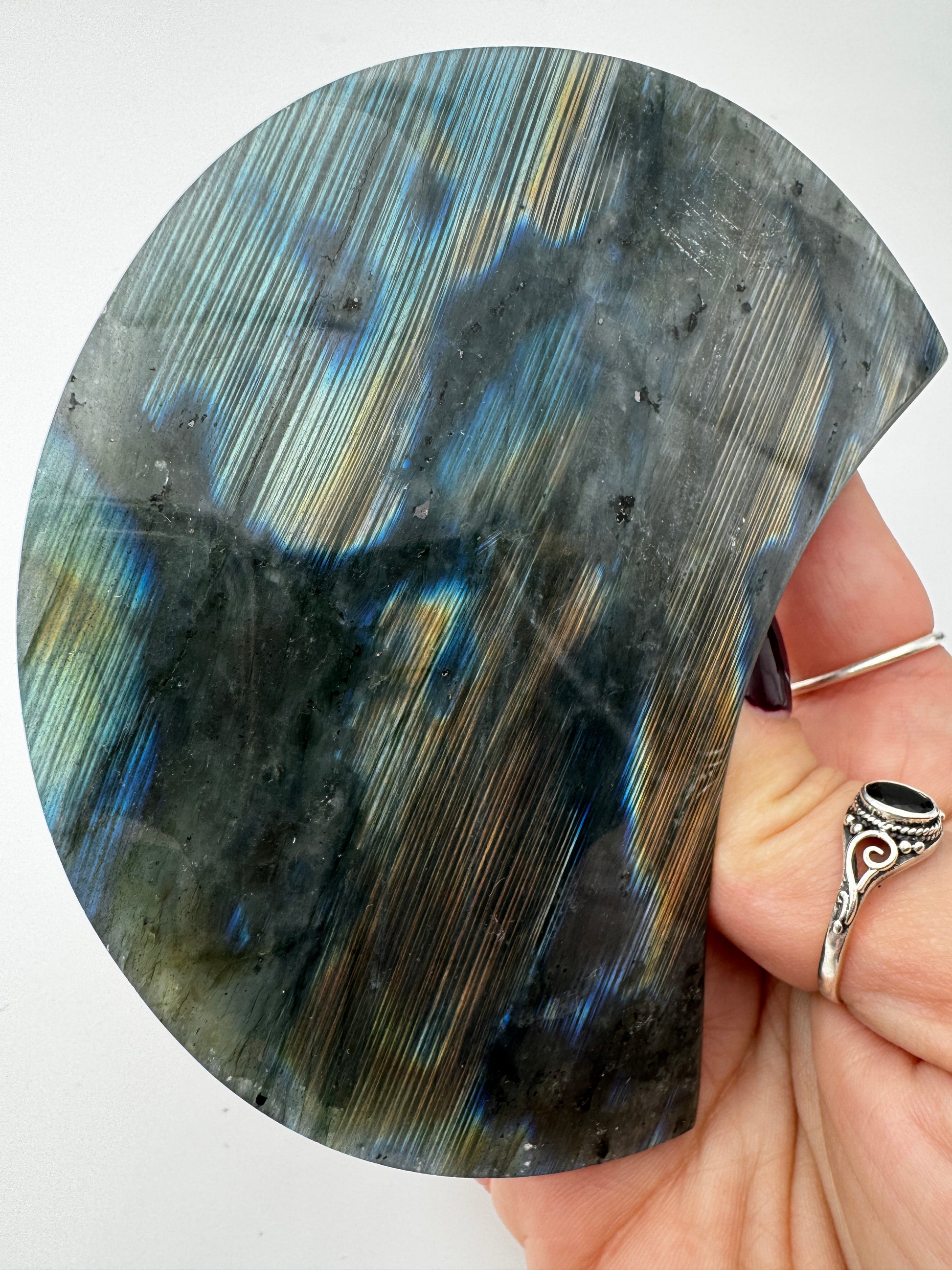 Großformatiges Mondcarving aus Labradorit LM69 mit lebendigem Farbenspiel in Blau, Grün und Gold (Labradoreszenz), Größe 10,5 × 6,5 cm, B-Ware mit seitlichen Kratzern.