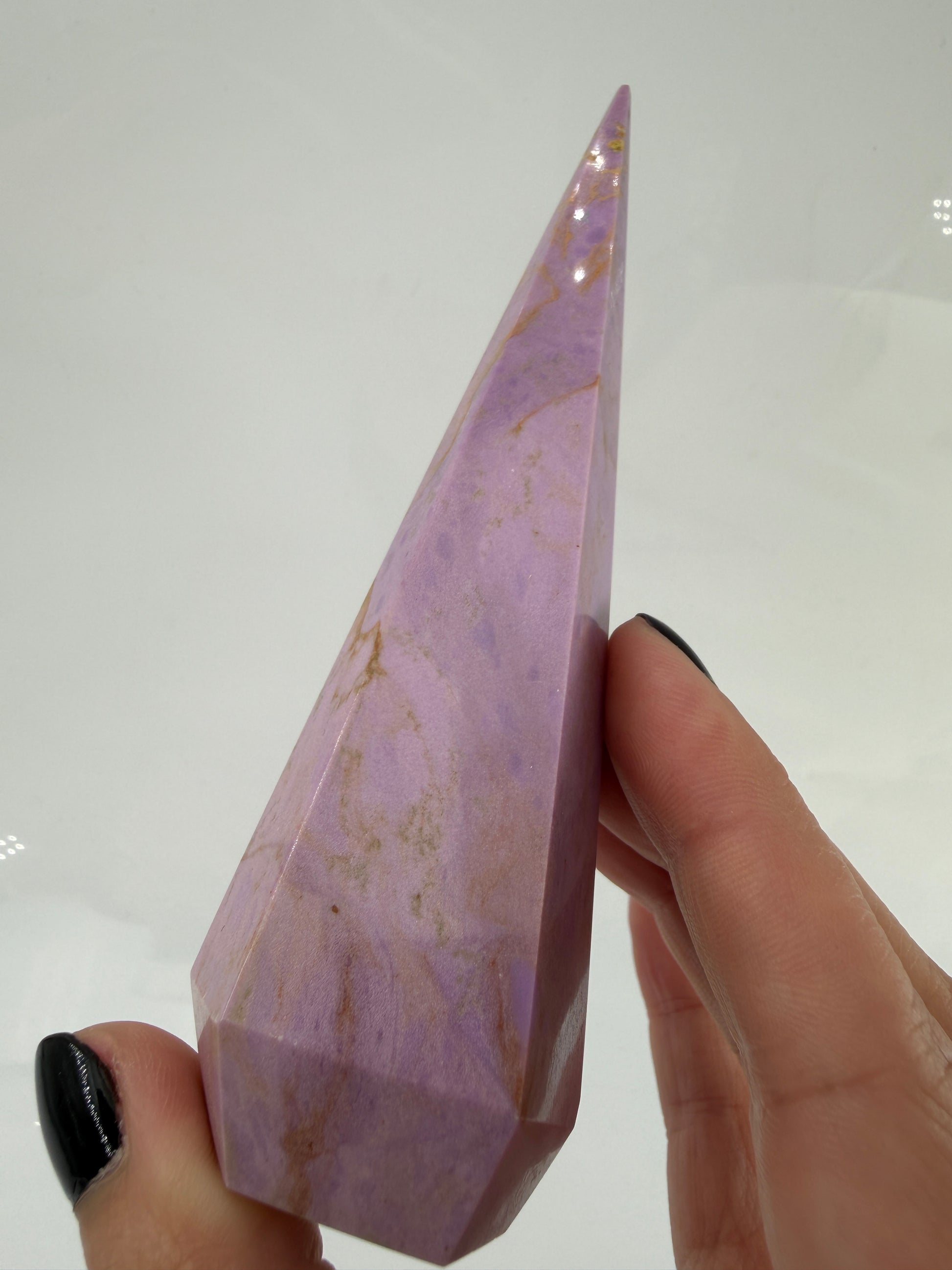 Eine fliederfarbene Phosphosiderit-Stele mit deutlich sichtbarer, natürlicher Bruchstelle an der Spitze und gelben Mineraladern.