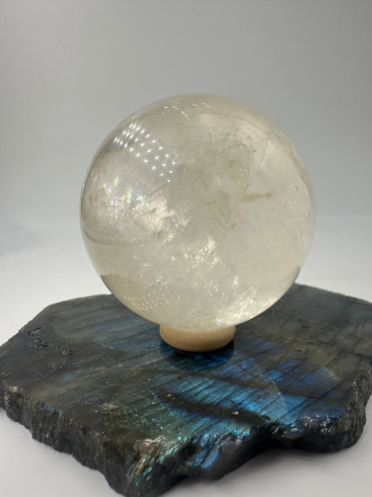 B-Ware Calcit Kugel CK50 aus Optischem Calcit (Isländischer Doppelspat), Ø 5,3 cm, transparent mit Glasglanz, kleine Macke sichtbar