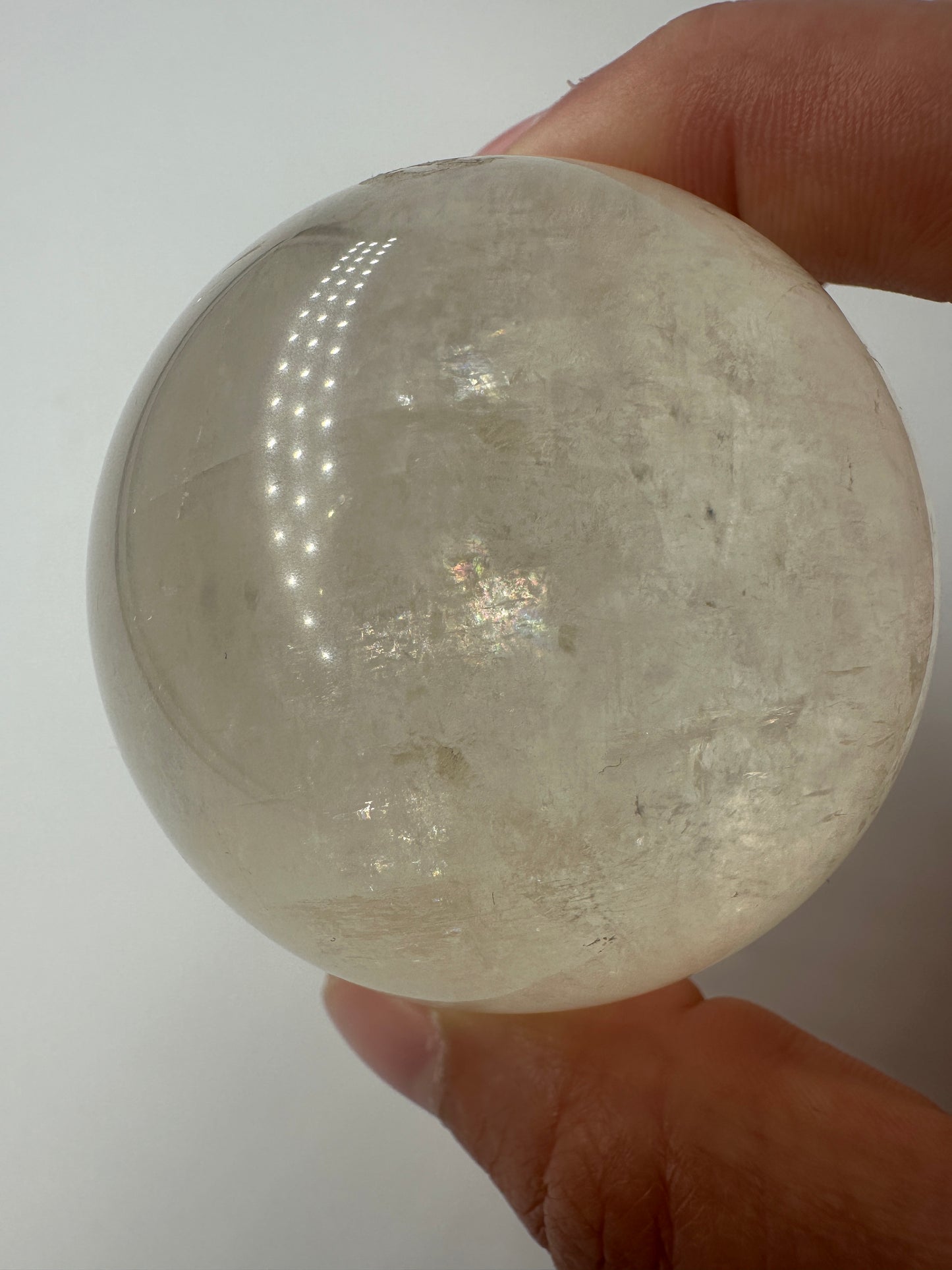 B-Ware Calcit Kugel CK50 aus Optischem Calcit (Isländischer Doppelspat), Ø 5,3 cm, transparent mit Glasglanz, kleine Macke sichtbar
