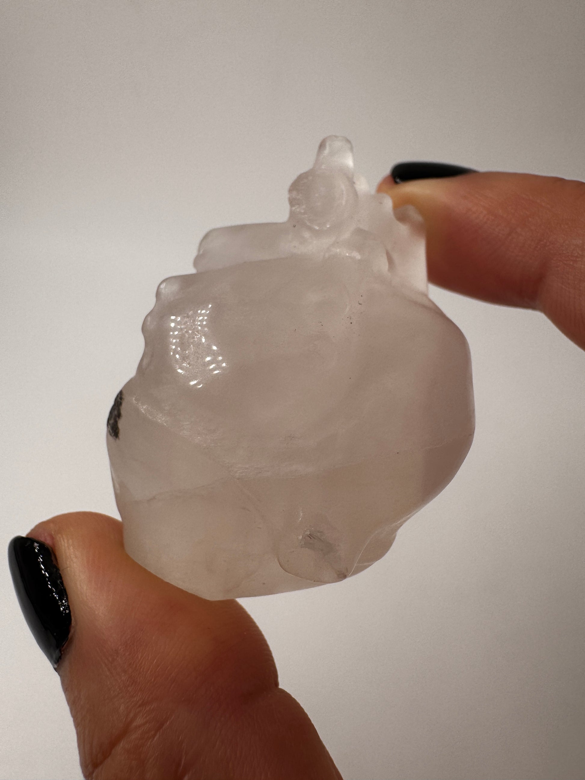Anatomisches Herz aus Bergkristall mit einer kleinen Stelle aus Muttergestein.