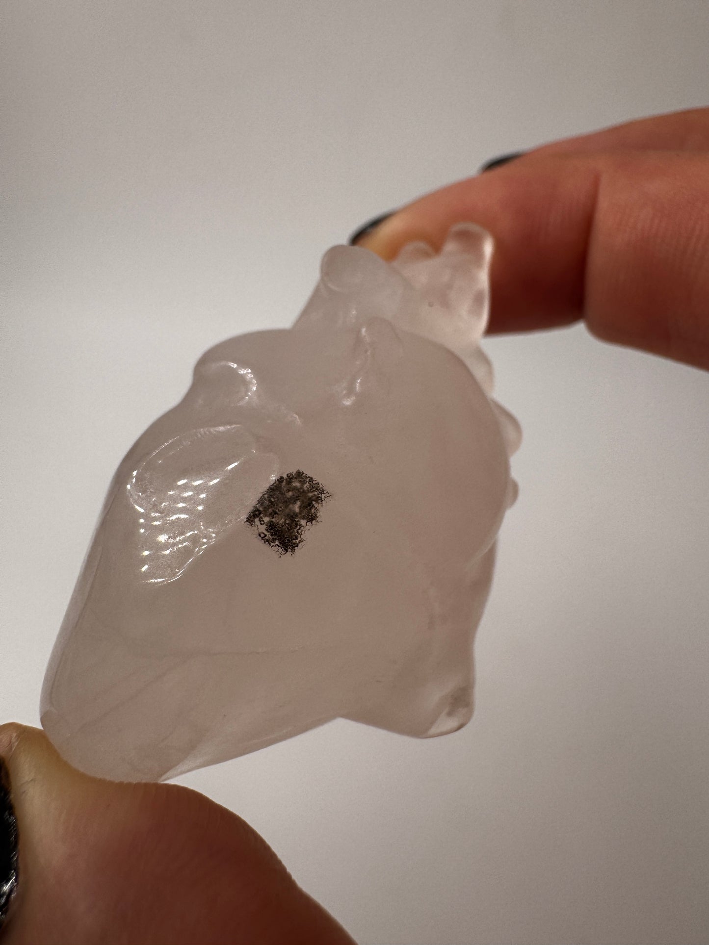 Anatomisches Herz aus Bergkristall mit einer kleinen Stelle aus Muttergestein.