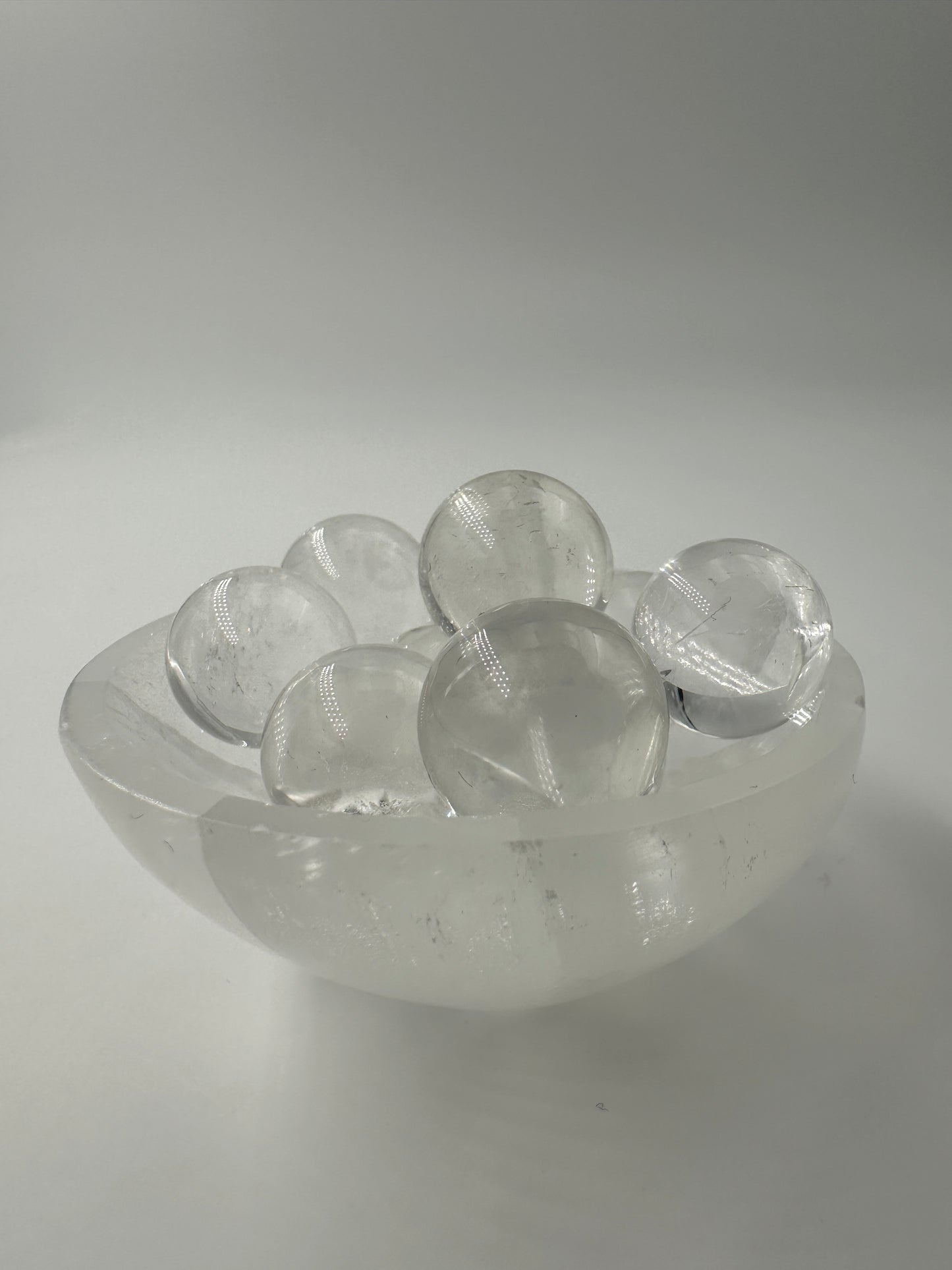 Bergkristall Minikugel, 1,5 cm Durchmesser, transparenter makrokristalliner Quarz, präzise geschliffen mit glasartigem Glanz