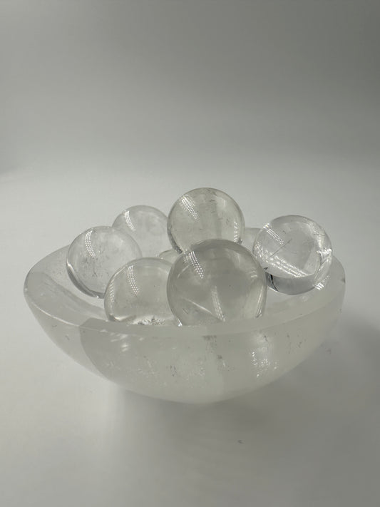 Bergkristall Minikugel, 1,5 cm Durchmesser, transparenter makrokristalliner Quarz, präzise geschliffen mit glasartigem Glanz