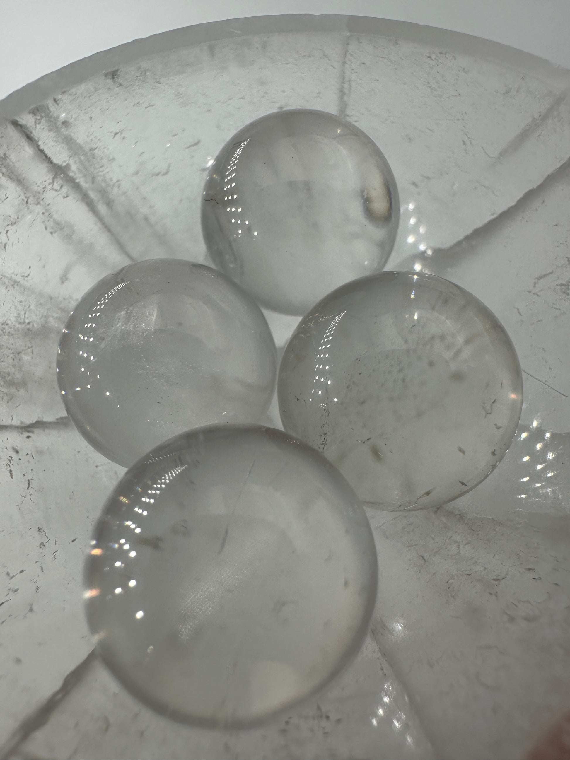 Bergkristall Minikugel, 1,5 cm Durchmesser, transparenter makrokristalliner Quarz, präzise geschliffen mit glasartigem Glanz