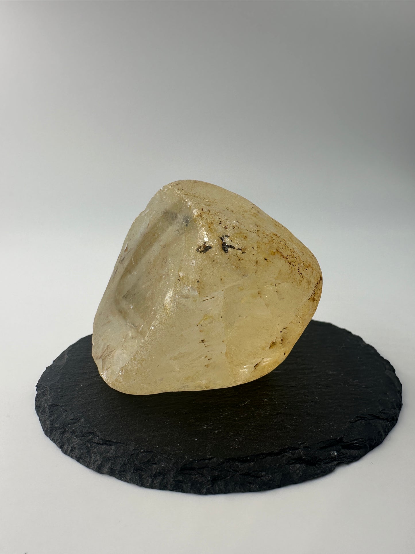 Bergkristall Rohstein BAA20, 5×5×4 cm, einseitig angeschliffen mit glasklarer Schnittfläche und natürlicher Rohsteinoberfläche