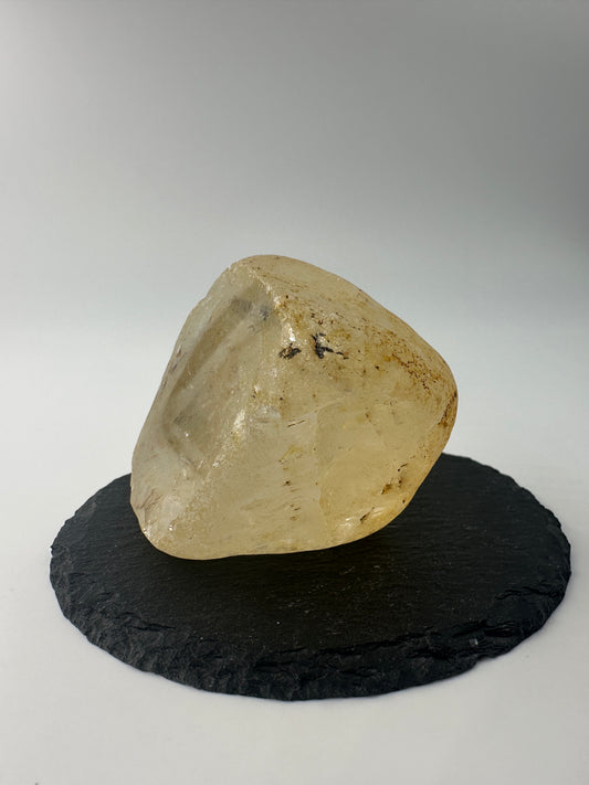 Bergkristall Rohstein BAA20, 5×5×4 cm, einseitig angeschliffen mit glasklarer Schnittfläche und natürlicher Rohsteinoberfläche