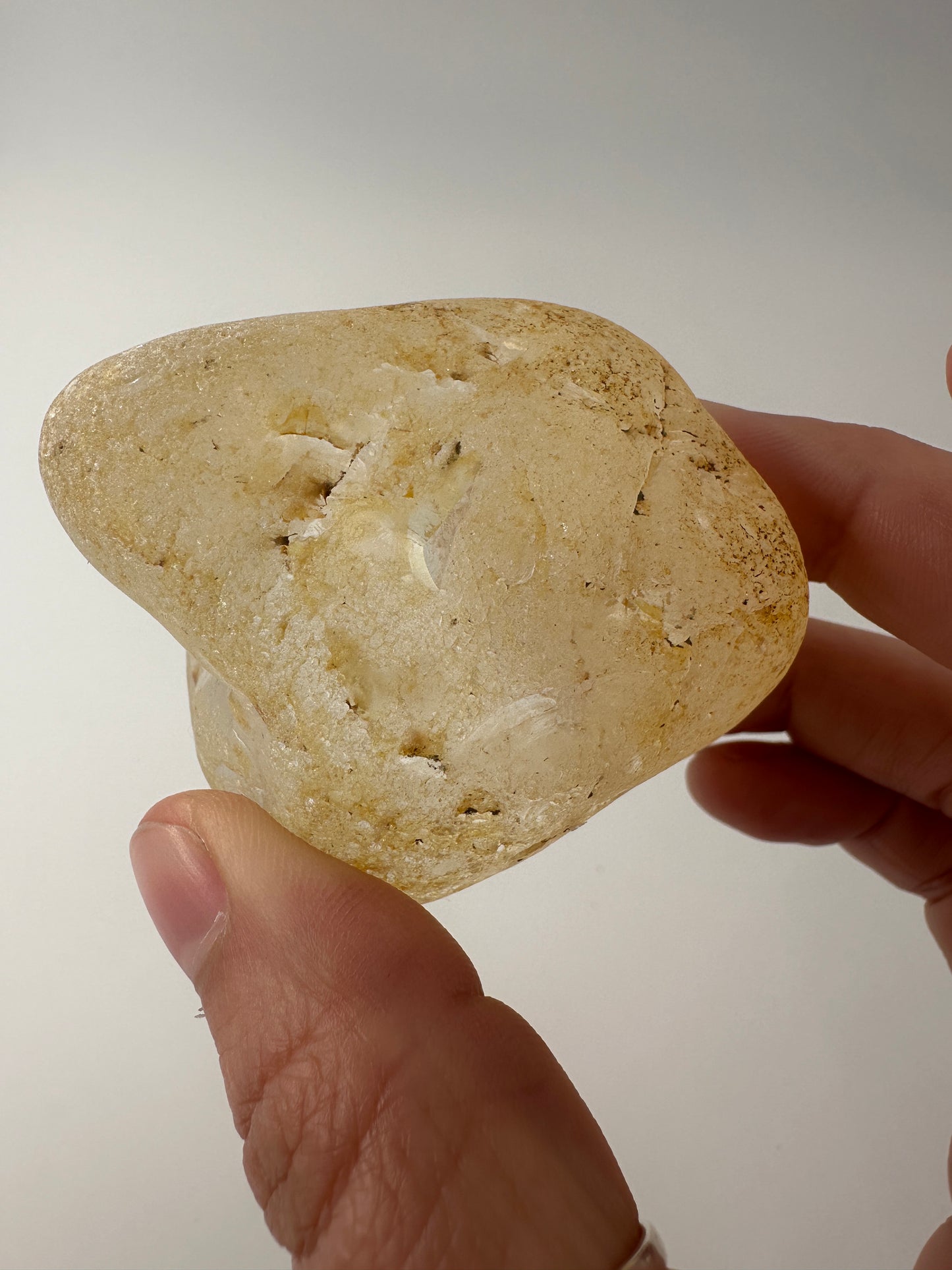 Bergkristall Rohstein BAA20, 5×5×4 cm, einseitig angeschliffen mit glasklarer Schnittfläche und natürlicher Rohsteinoberfläche
