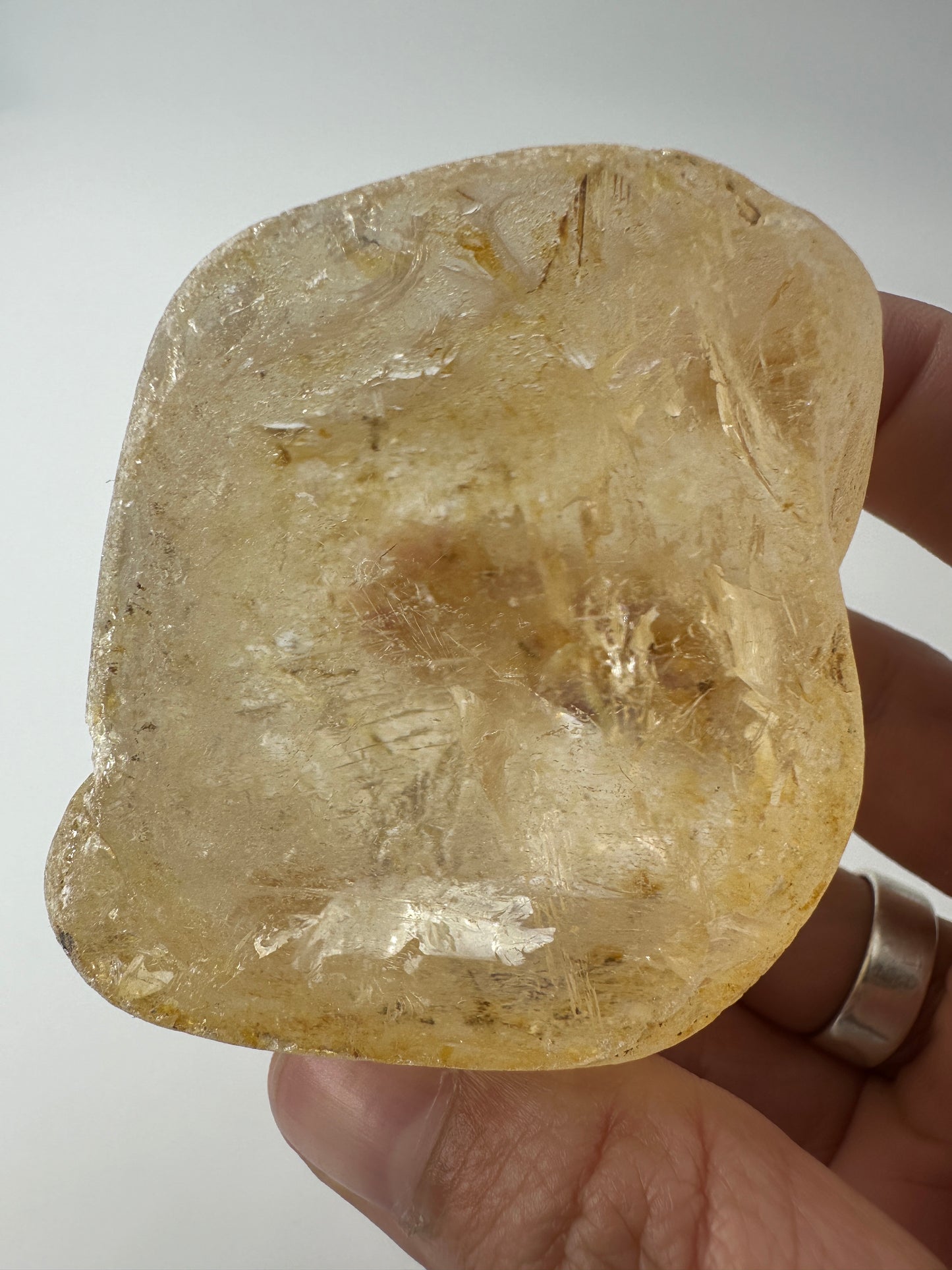 Bergkristall Rohstein BAA20, 5×5×4 cm, einseitig angeschliffen mit glasklarer Schnittfläche und natürlicher Rohsteinoberfläche
