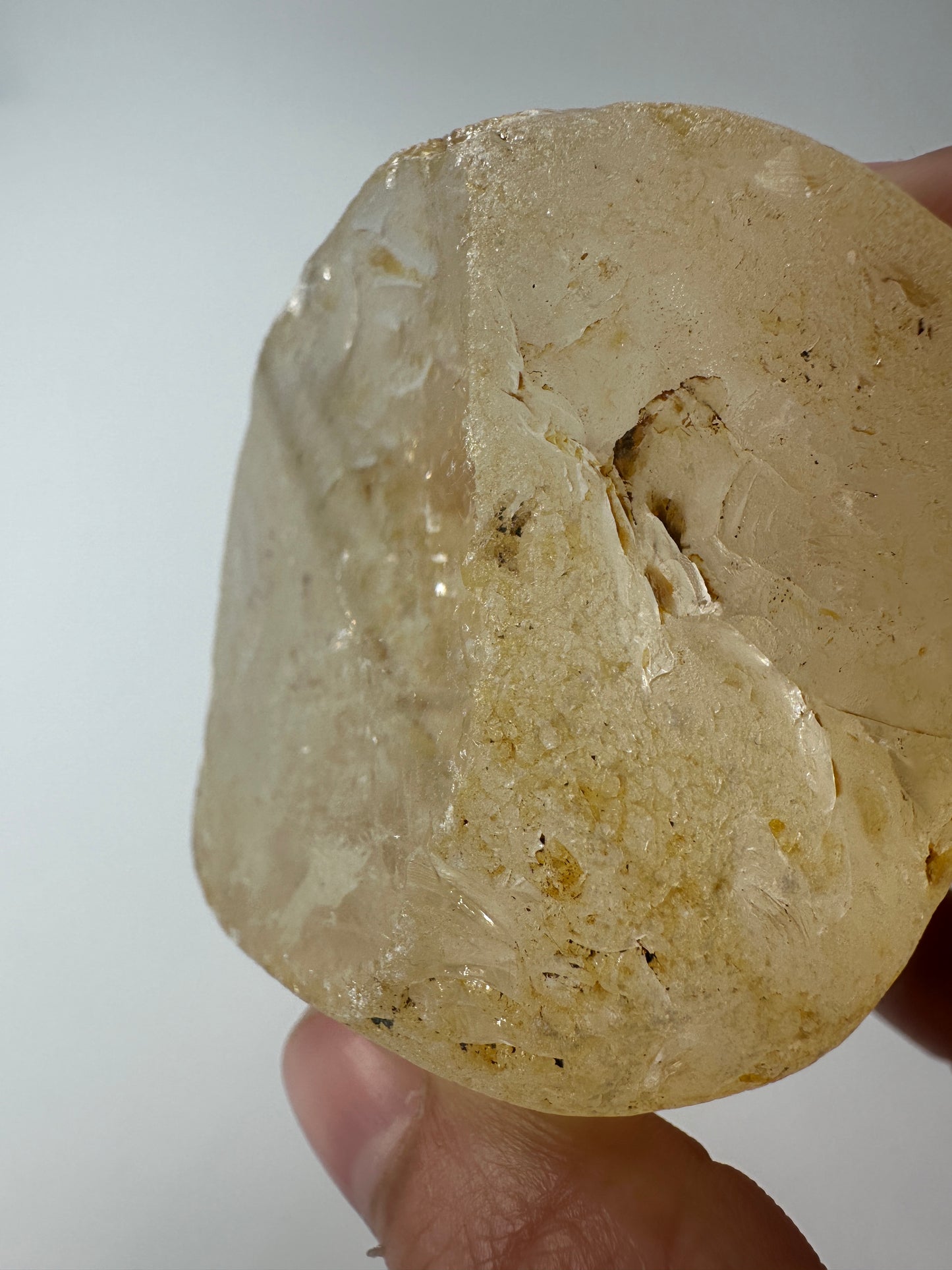 Bergkristall Rohstein BAA20, 5×5×4 cm, einseitig angeschliffen mit glasklarer Schnittfläche und natürlicher Rohsteinoberfläche