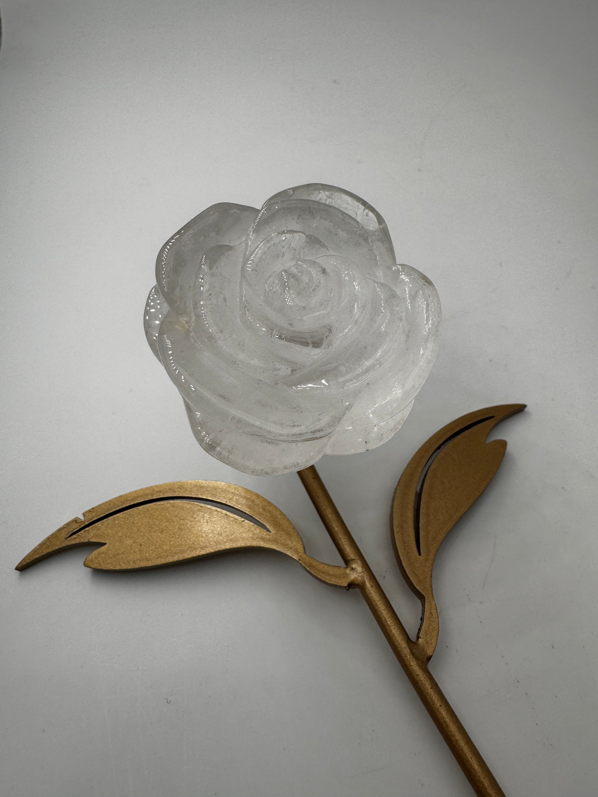 Bergkristall Rose FR39 – handgeschliffene Carving in Rosenform aus wasserklarem Quarz, ca. 4,9×2,6 cm, auf Ständer, Gesamthöhe 16 cm.
