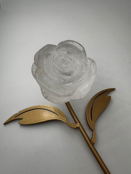 Bergkristall Rose FR39 – handgeschliffene Carving in Rosenform aus wasserklarem Quarz, ca. 4,9×2,6 cm, auf Ständer, Gesamthöhe 16 cm.