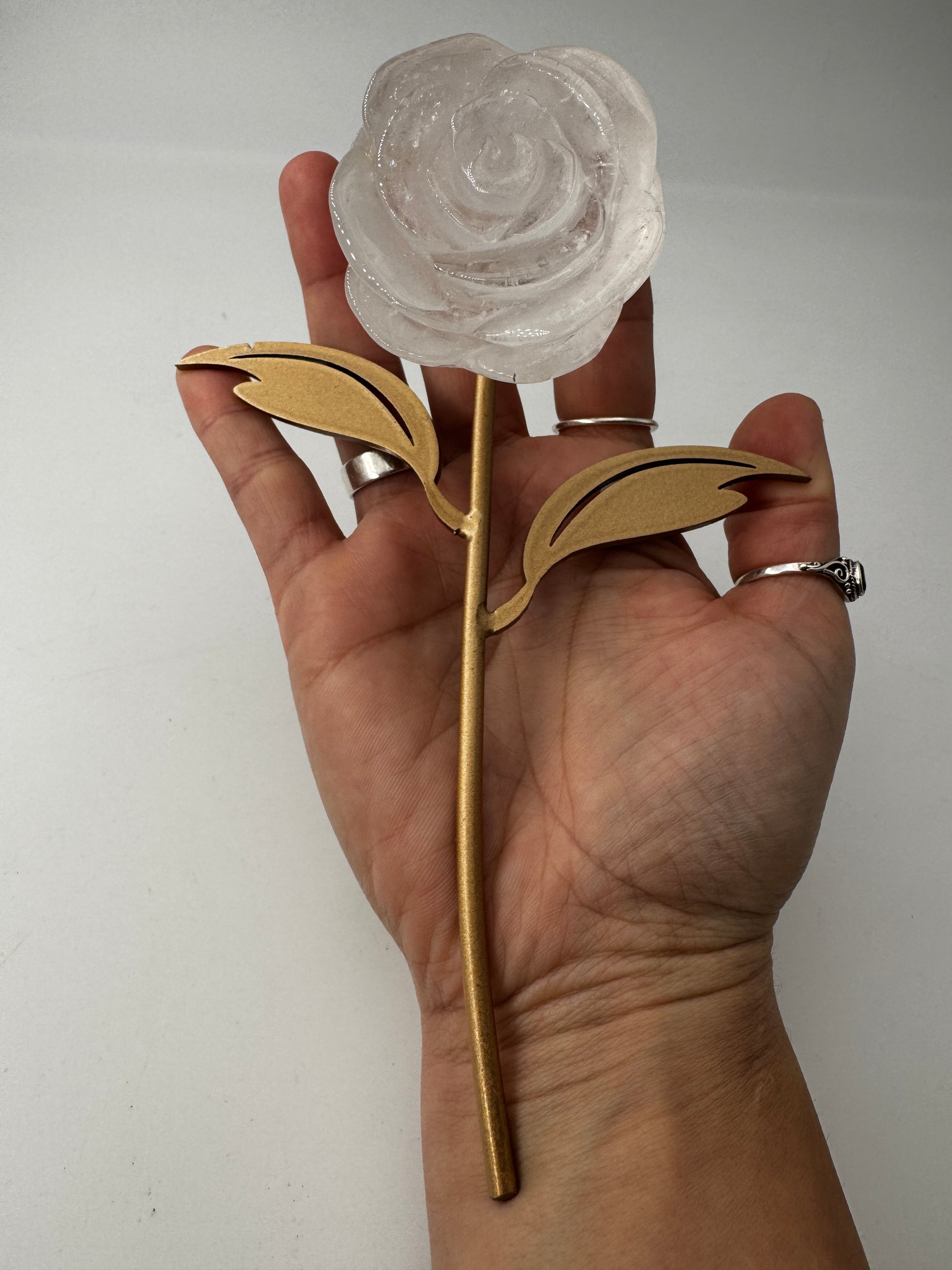Bergkristall Rose FR39 – handgeschliffene Carving in Rosenform aus wasserklarem Quarz, ca. 4,9×2,6 cm, auf Ständer, Gesamthöhe 16 cm.