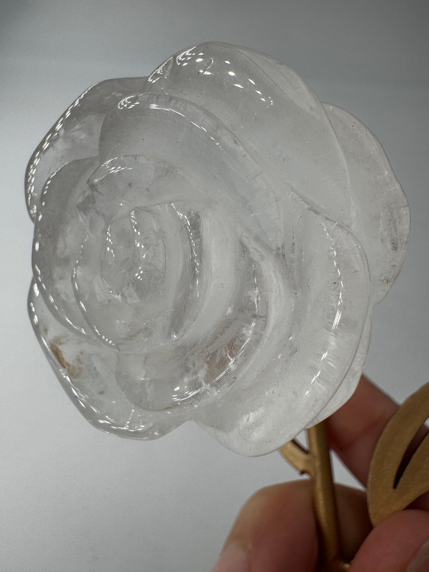 Bergkristall Rose FR39 – handgeschliffene Carving in Rosenform aus wasserklarem Quarz, ca. 4,9×2,6 cm, auf Ständer, Gesamthöhe 16 cm.