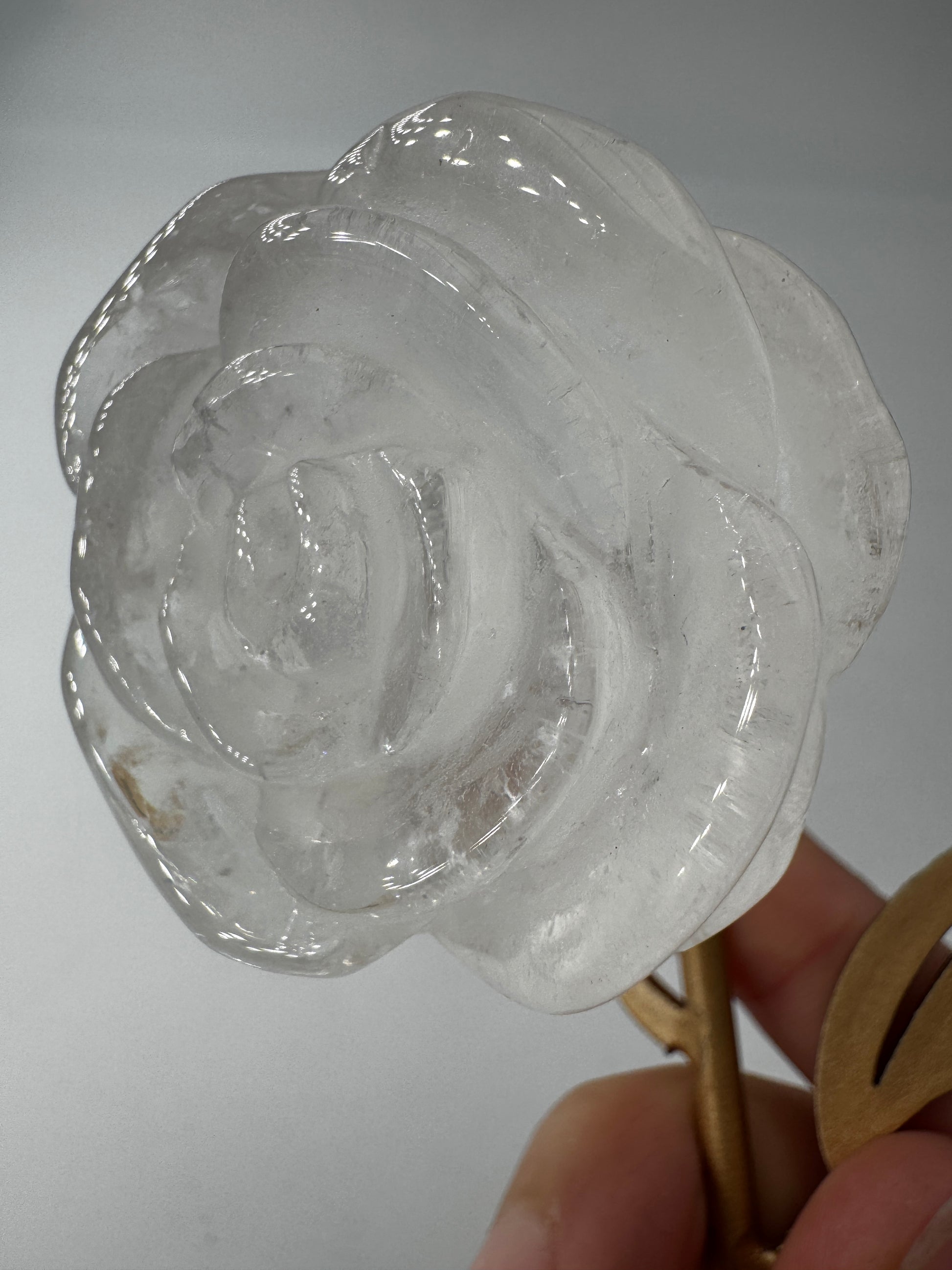 Bergkristall Rose FR39 – handgeschliffene Carving in Rosenform aus wasserklarem Quarz, ca. 4,9×2,6 cm, auf Ständer, Gesamthöhe 16 cm.