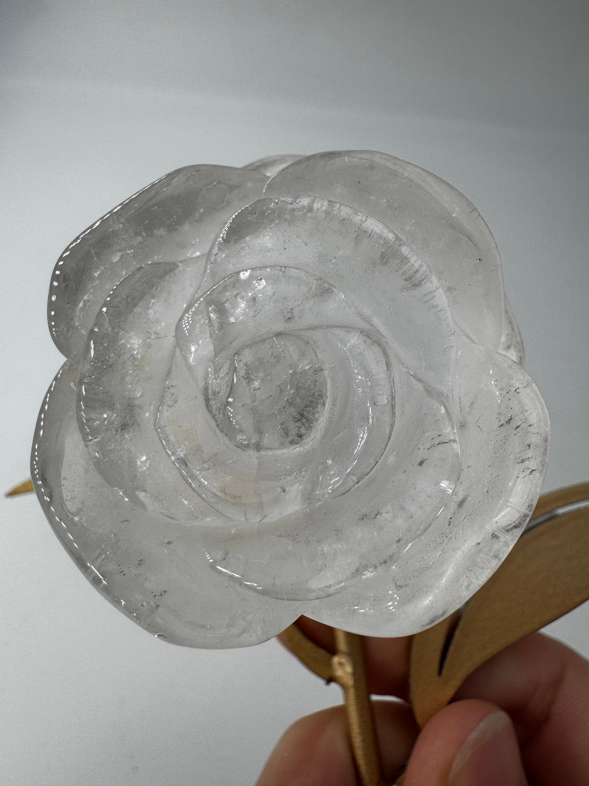 Bergkristall Rose FR39 – handgeschliffene Carving in Rosenform aus wasserklarem Quarz, ca. 4,9×2,6 cm, auf Ständer, Gesamthöhe 16 cm.