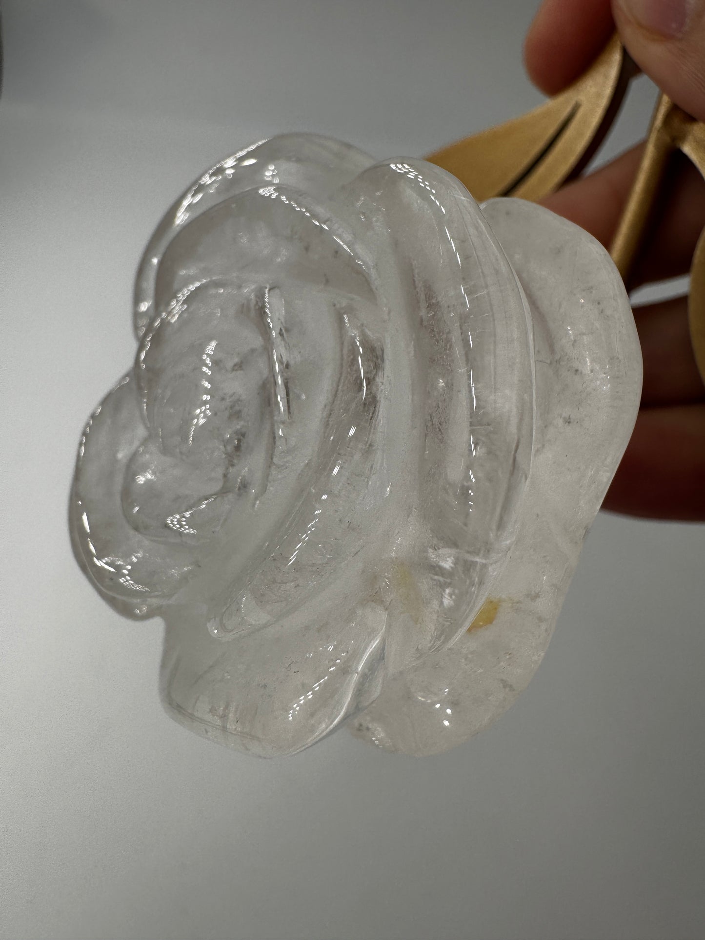 Bergkristall Rose FR39 – handgeschliffene Carving in Rosenform aus wasserklarem Quarz, ca. 4,9×2,6 cm, auf Ständer, Gesamthöhe 16 cm.