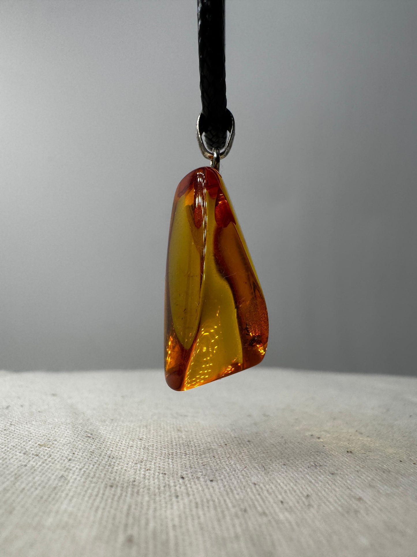 Gestifteter Bernstein-Anhänger BA27, 2,5 x 1,3 cm – Baltischer Bernstein mit warmer Honigfärbung und natürlicher Transparenz.