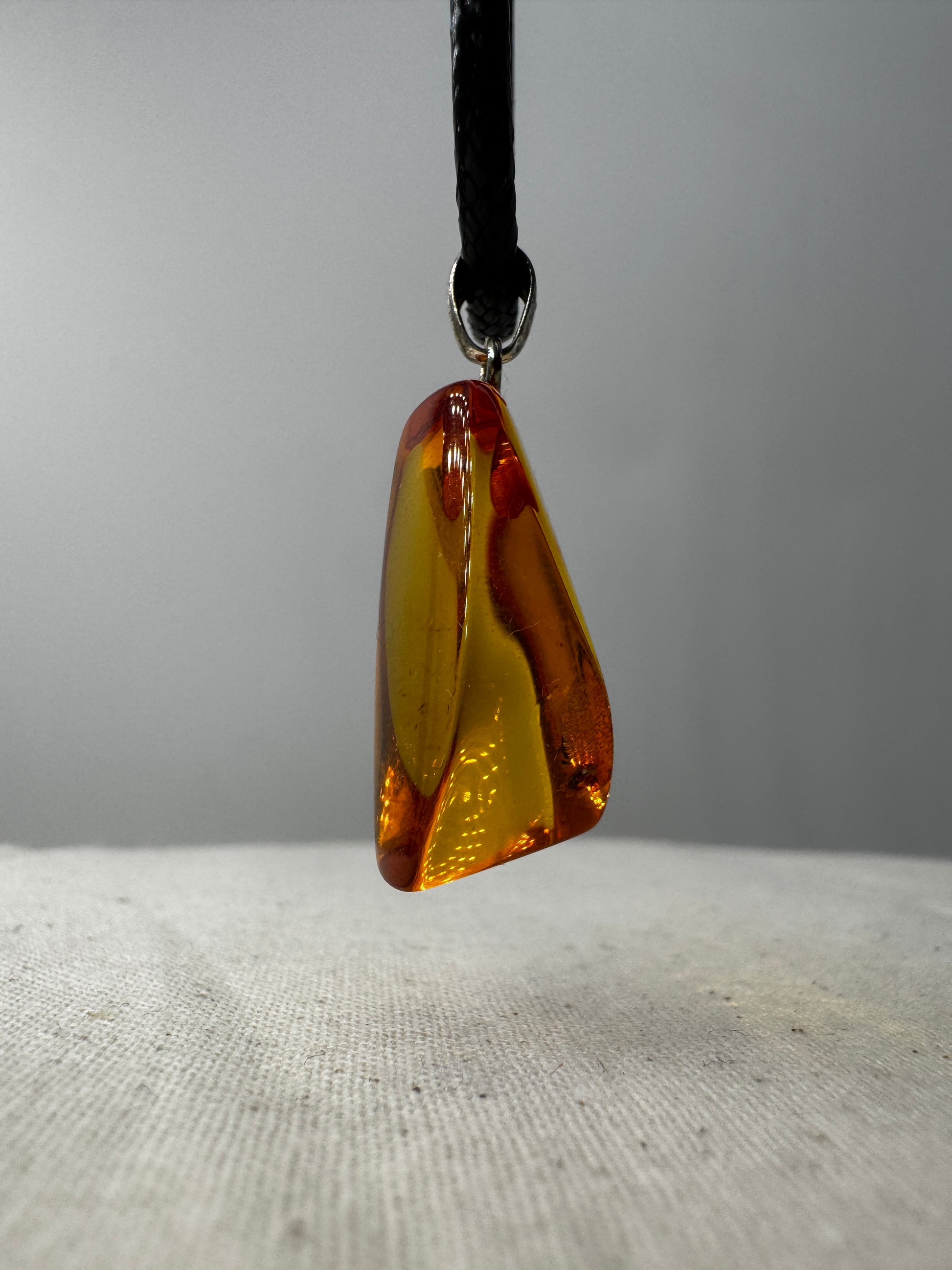 Gestifteter Bernstein-Anhänger BA27, 2,5 x 1,3 cm – Baltischer Bernstein mit warmer Honigfärbung und natürlicher Transparenz.