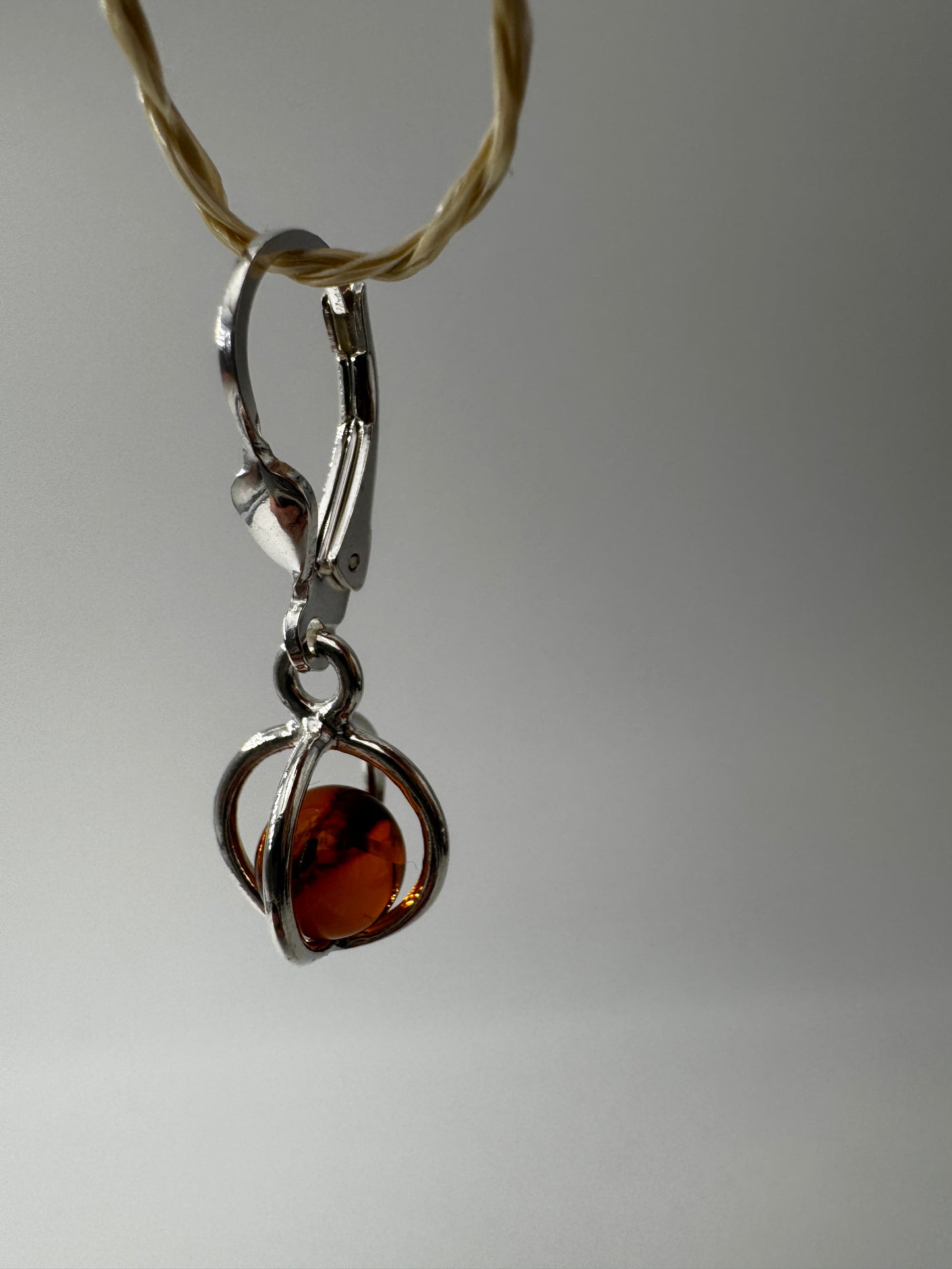 Bernstein Ohrhänger BO36, 925er Silber, 7 mm bewegliche Bernsteinkugel, ca. 3 cm Länge – fossiles Baumharz in warmem Honiggelb als Naturschmuck.