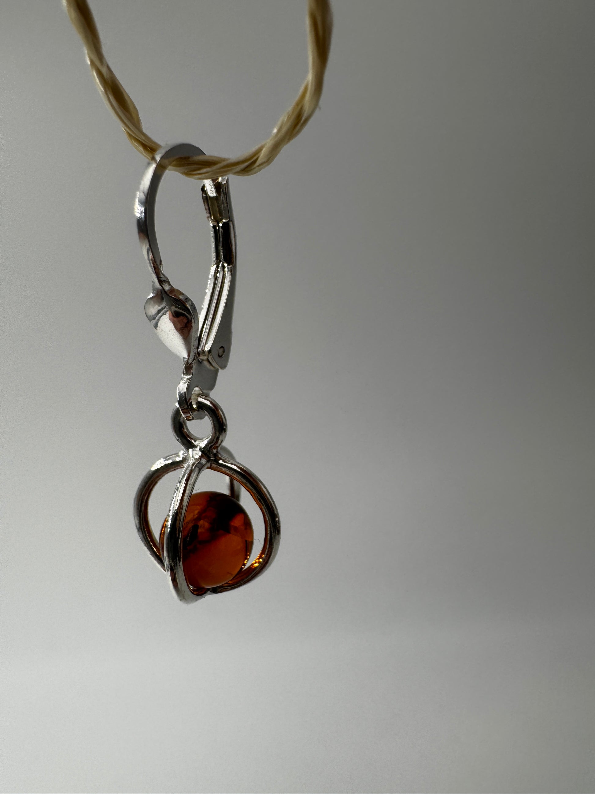 Bernstein Ohrhänger BO36, 925er Silber, 7 mm bewegliche Bernsteinkugel, ca. 3 cm Länge – fossiles Baumharz in warmem Honiggelb als Naturschmuck.