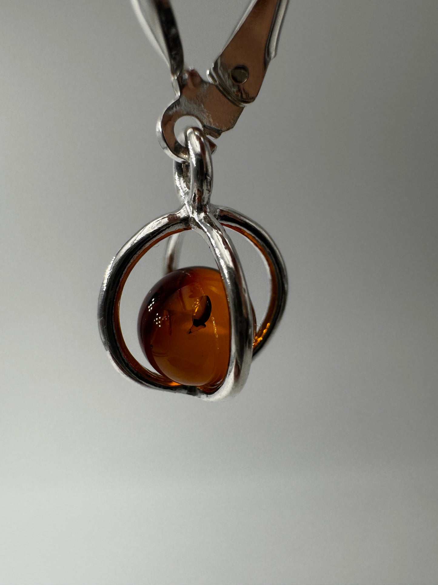 Bernstein Ohrhänger BO36, 925er Silber, 7 mm bewegliche Bernsteinkugel, ca. 3 cm Länge – fossiles Baumharz in warmem Honiggelb als Naturschmuck.