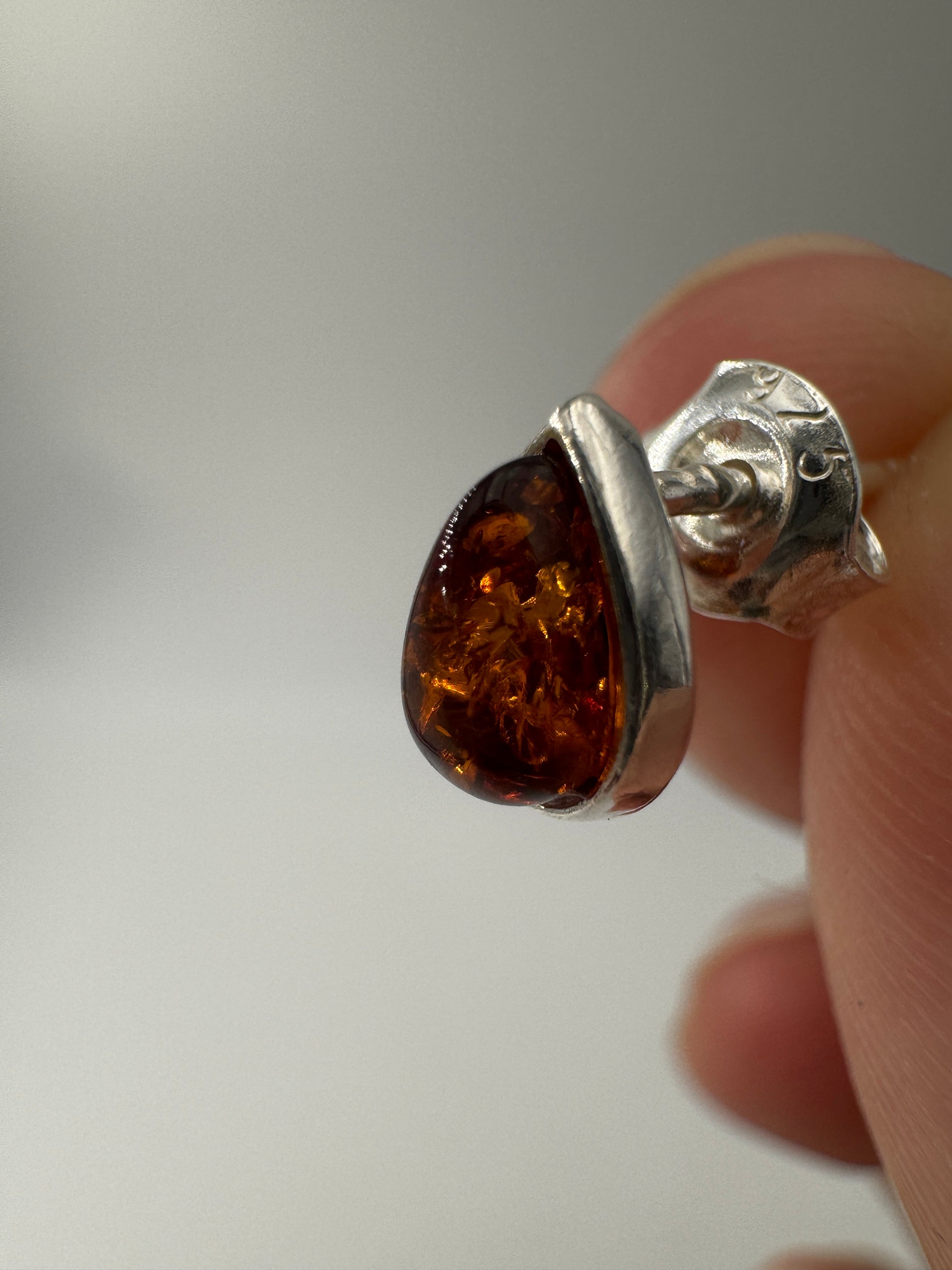 Bernstein Ohrstecker BO12, 925er Silber, ca. 0,7 cm – fossiles Baumharz in warmem Honiggelb, elegante Silberfassung als Naturschmuck.