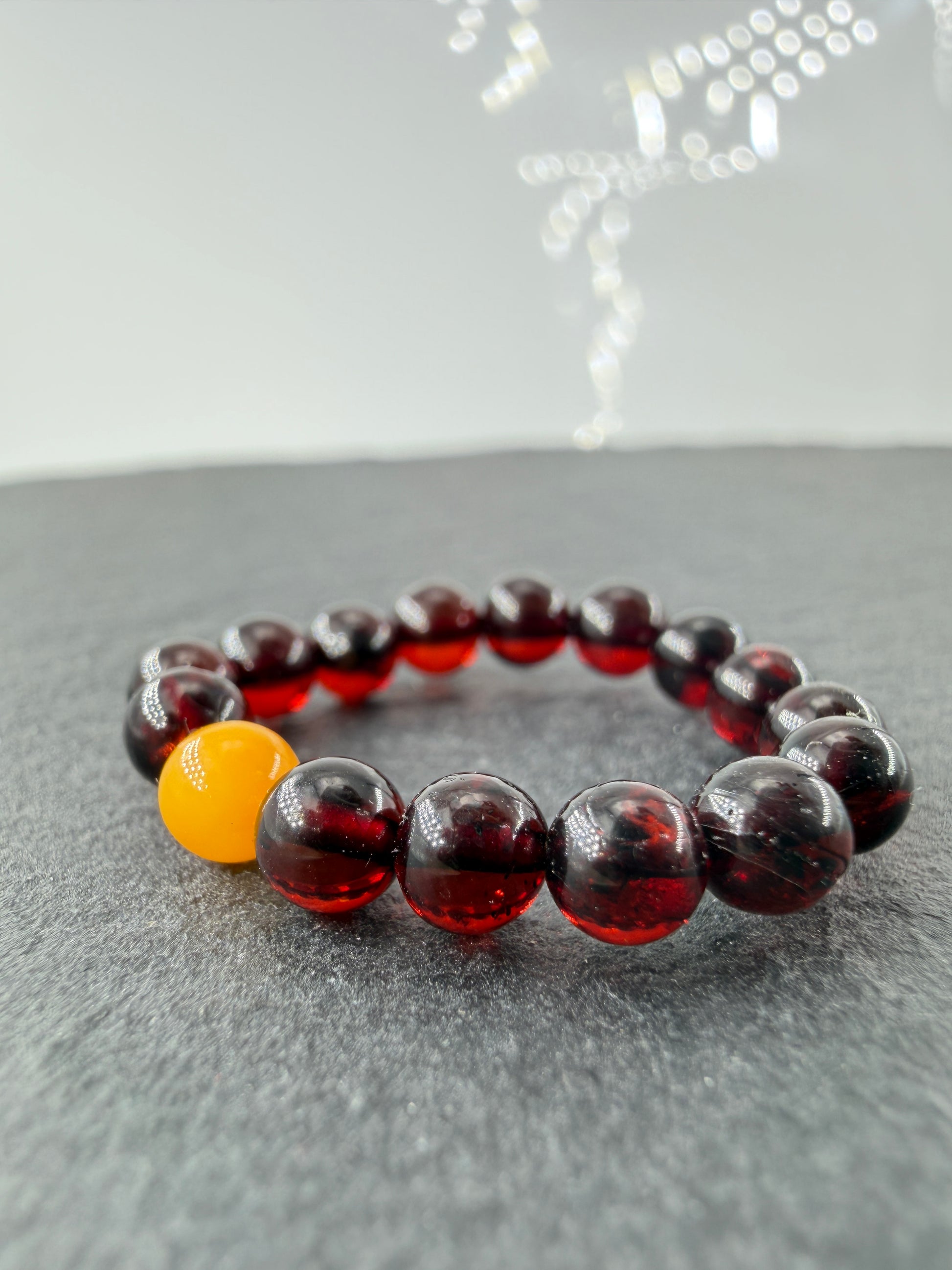 Elastischer Bernstein-Ring BR11 mit honiggelben Cabochons aus baltischem Bernstein.