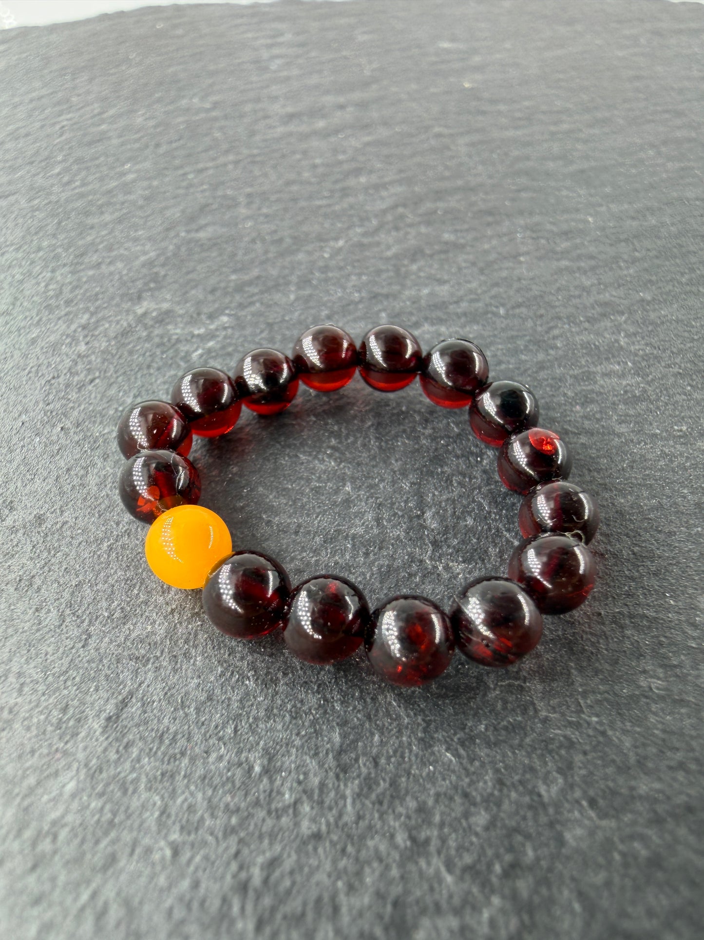 Elastischer Bernstein-Ring BR11 mit honiggelben Cabochons aus baltischem Bernstein.
